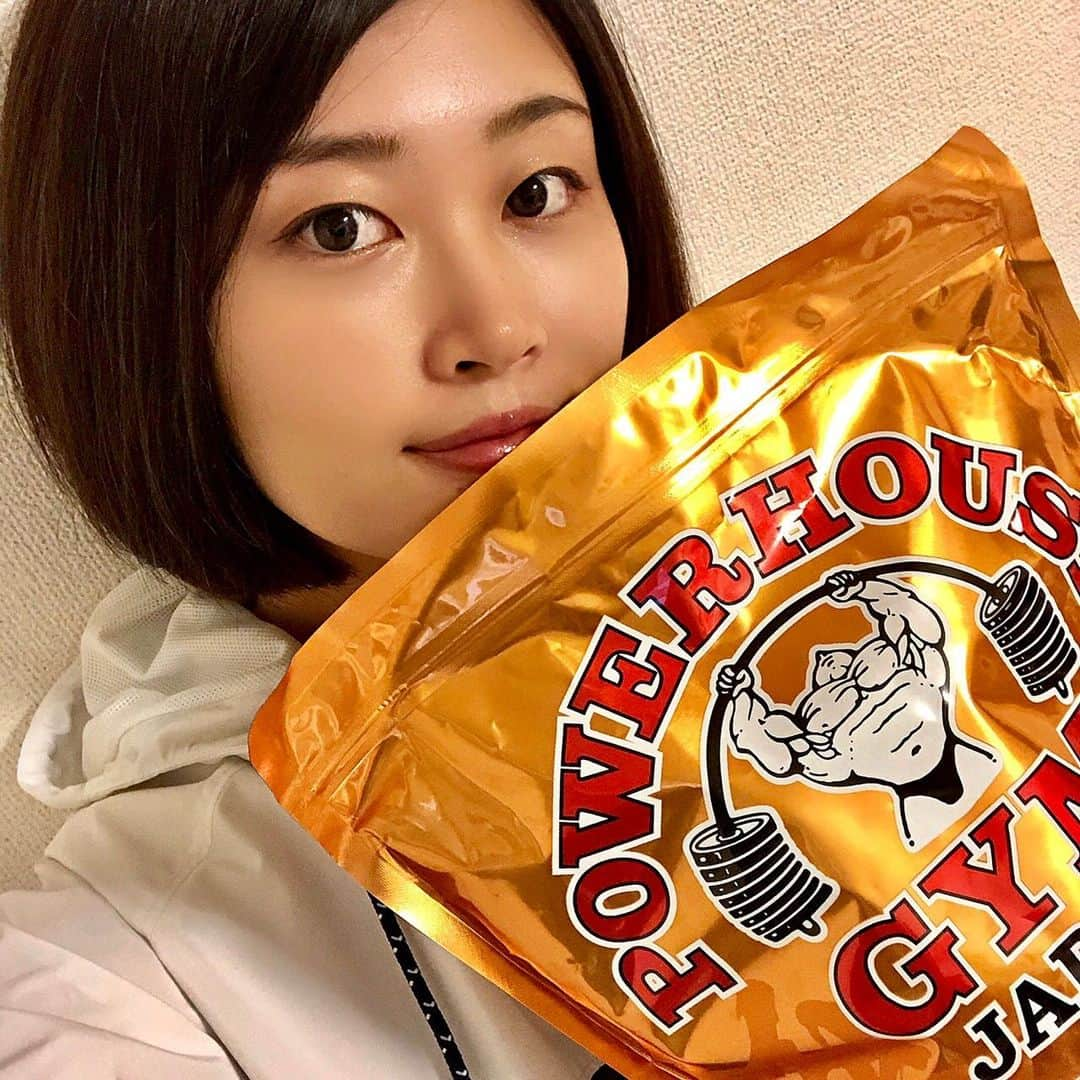 下平夏奈さんのインスタグラム写真 - (下平夏奈Instagram)「最近、身体を動かしたくて たまらないので 寒いけど...(笑) runningを始めました☆ : 好きな音楽を聞きながら ゆっくり走ることで 頭の中もリセットされて 清々しい気分に✨ : 走り終わったあとは POWERHOUSE GYMプロテインを 飲んでリカバリーしてるよ!! すっきりした味わいの ブラッドオレンジ風味なので 疲れてる時でもすっと飲める☆ : これからも継続して 健康的な身体で 元気にパワフルに過ごしたいな✨ : @kiwamibody_official : #hmb極ボディ #極ボディ#npcj #プロテイン #筋トレ #トレーニング #アスリート #フルマラソン #バレーボール #スポーツウェア #ボブヘア #ヘアケア #下平夏奈 #セカンドキャリア #地方創生  #たんぱく質 #健康 #ダイエット #フィットネス #training #running #food #healthy  #beauty #Instagood」12月3日 16時15分 - kana0412.sss