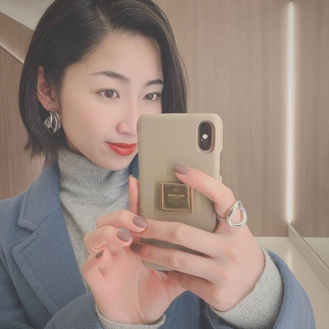 芦田美歩さんのインスタグラム写真 - (芦田美歩Instagram)「.﻿ .﻿ .﻿ ﻿ 最近シルバーアクセをつけるようになったよ！﻿ ﻿ そして、やっとiPhoneケースを新調しました☺︎﻿ ﻿ 肌身離さず使うものだからちょっと奮発…﻿ ﻿ 可愛すぎる〜💓﻿ ﻿ .﻿ .﻿ .﻿ #シルバーアクセサリー #シルバーリング #シルバーイヤリング #アイフォンケース #サンローランアイフォンケース #saintlaurent #すでにゴールドがハゲかかってて泣いてる #よく落とします #でもまだ一回も画面割ってない」12月3日 16時10分 - a.mifu_cial