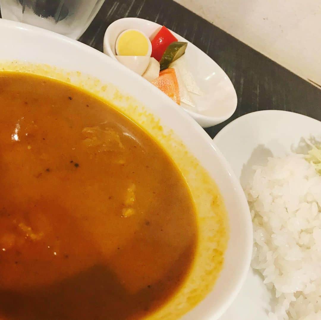 中野耕史のインスタグラム：「こちらも今日　#KissFM #4seasons でお話した兵庫県庁近くのカレー屋さん　#みみみ堂  隠れ家的で優しい雰囲気の店内、スタッフさんの対応も柔らかで居心地が良かったです😊 丁寧に仕込まれたチキンカレーは色々な旨味が絡み合う豊かな味わい🍛 女性のお客さんが多く来られていました。 #神戸をカレーの街に」