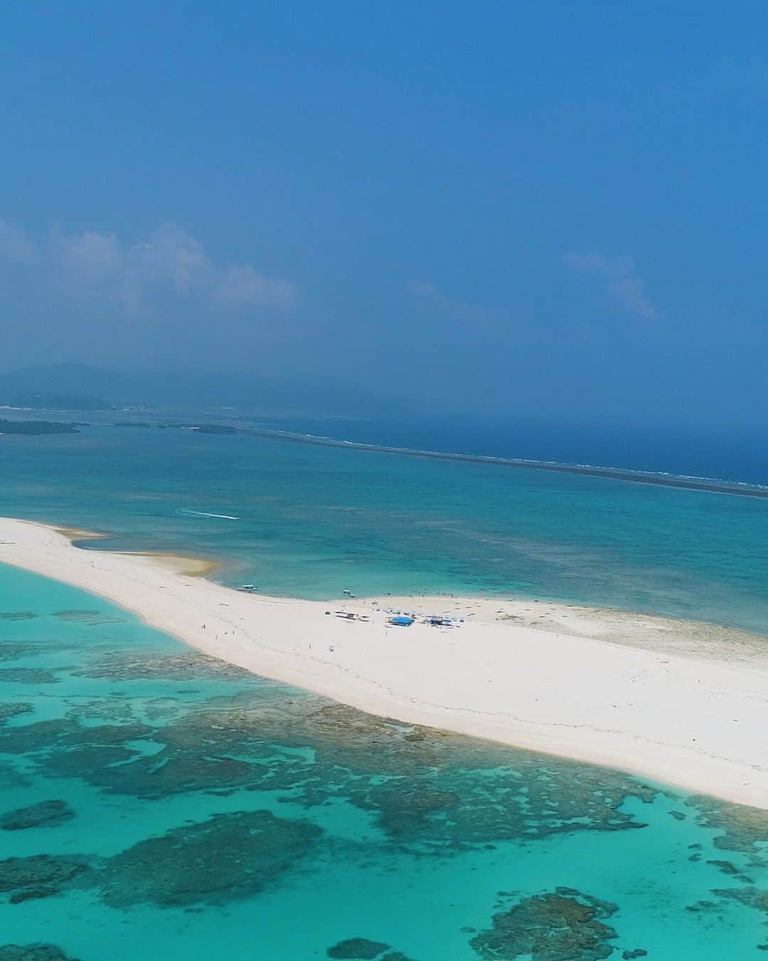 Be.okinawaさんのインスタグラム写真 - (Be.okinawaInstagram)「Take a 20-minute boat ride from the Tomari Fisharena to the 7km sandbar surrounded by the emerald blue of Kume Island! This uninhabited island is said to have the most beautiful waters in the east! 📍: Hate-no-hama, Kume Island  #hatenohama #kumeisland #終端之濱 #久米島 #하테노하마 #구메지마 #はての浜 #絶景 #amazingview #beautifulsea #beokinawa #visitokinawa」12月3日 16時10分 - visitokinawajapan