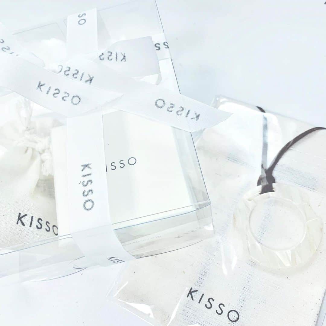 のインスタグラム：「#newjewelry2019 . 私が好きなボタンのデザイナーさんに お誘いいただき、初めて行ってきました！ いわゆる宝石をちりばめたジュエリーだけでなく デザイン性のあり、個性豊かな #アクセサリー が ところせましと🥺 私ハンドメイドのアクセサリーが好きなので テンション上がったなあ🥰 . そして２点お迎えしました！ ゴールドやシルバーも好きなんだけど こういうリングもすっごく好き！ 色合いが優しくて、日本人の手の色にも合うので… 冬の空気のようなリングと 春の訪れを待ちわびるピンクのリングを 冬のリング（勝手に命名）はお気に入りで毎日つけてるー！ どんな服にも合わせやすいなぁ。 . お誘いいただきありがとうございました！ そして素敵なプレゼントまで🥺 また行きます！！！！！」