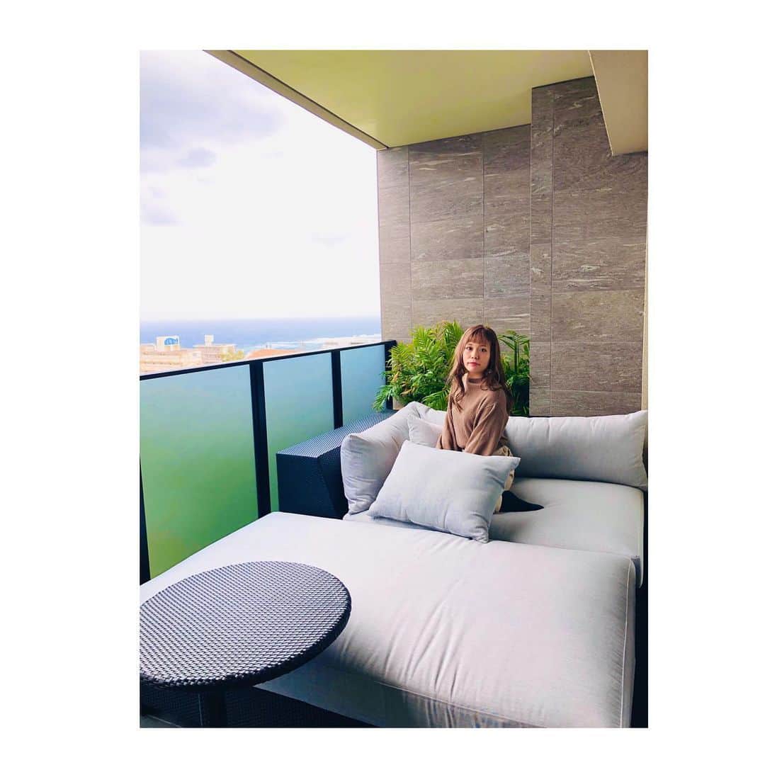 MAIKO さんのインスタグラム写真 - (MAIKO Instagram)「🌿GLAMDAY STYLE🏨 ・ ・ 素敵空間でぐっすり眠ってチェックアウトの朝🌞 夜気づかなかったけど、部屋のベランダにはまさかのくつろぎベッド🛏🌈✨ うわーーーーっ!!!! お昼からチェックインしてたらここでゆっくり昼寝もできたのかぁーっ!!!😭 ・ 次はここでのゴロゴロタイムを楽しもうと決めましたっ🤣 ・ ・ 朝食は1階のフロアと前の投稿にあった温水プールがあるフロアどちらでもら食べられるそうです🍙 さらに部屋に持って行って部屋でゆっくり食べることも可能だそうです🍽 部屋でゆっくり食べるのもいいけど、わたしは1階のディナーを食べた場所へ🙌 ・ ・ 夜とは違って日射しに照らされたフロアはこれまた別人の表情🌈 ・ ご飯は簡単に言うと 洋食か和食か選べます🍙🥪 わたしは洋食オーダーしてごはんが届くまでサラダバーへ🥗 ・ ・ 色んな食材揃ってて選ぶのが楽しいっ!!! ドレッシングもたくさんっ!!!色とりどりで見てるだけでワクワクしちゃう🥰🥗 ・ ・ サラダ食べてるとオーダーしたごはんが…!!!! こちらもオシャレ🤣🧡 品数も多くて飽きっぽいわたしにはピッタリ🤤🧀🥓🥪🍳 ・ ちなみに和食を選ぶとお弁当箱風の入れ物でしかも2段に分かれてるっ!!!!🍱 ・ よし…次回は和風も食べよう!!!と心に決めました🤤 ・ ・ 今回内覧会お邪魔させて頂き、短い時間でしたが本当に気持ちよく過ごせました🙌✨ 家族や友達、大切なパートナーとまた訪れたい場所です🏨🌿🌈✨ ・ ・ 大人な雰囲気の【GLAMDAY STYLE】ぜひ気になった方チェックしてみて下さーいっ🥰🙌 ・ ・ ・ #沖縄　#読谷村 #glamdaystyleokinawa  #リゾートホテル #大人リゾート🏝 #女子会したい🥺💓」12月3日 16時17分 - maiko_oops
