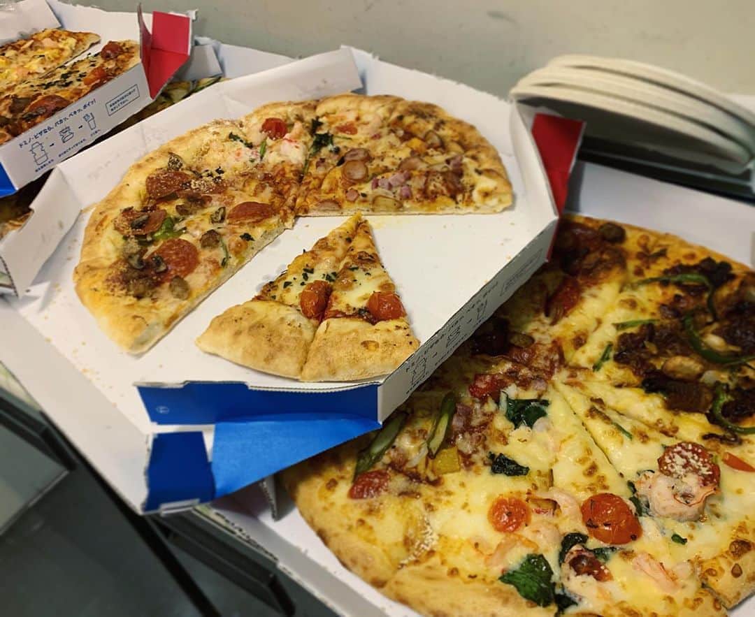 三倉茉奈さんのインスタグラム写真 - (三倉茉奈Instagram)「昼公演終了！ 舞台監督の林さんからピザの差し入れが！ 有難いーーー美味しかったぁ。 ピザも食べたくなる舞台。ピーザ！ #放課後の厨房男子 #pizza」12月3日 16時21分 - mana_mikura_official