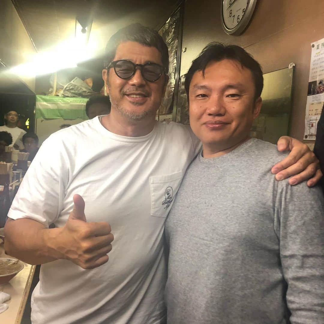 高田延彦さんのインスタグラム写真 - (高田延彦Instagram)「ダイヤモンドキッズカレッジ福岡大会終了お疲れ会！やずや矢頭徹社長とガッツリ杯を酌み交わしての心地良い時間。やずやさんとは向井が縁で早１５年近くダイヤモンドキッズカレッジのサポートを続けて頂く関係、矢頭さんとの酔い話はダイヤモンドの原石である子どもたちをゴシゴシ磨き上げるイベントをやろう！で始まり、酔って盛り上がっては、福岡で髙田道場をやろう！でやずやキッズクラブがスタート。常に子どもたちのために、、、がキーワードは今も変わらぬ熱量である。恩人であり良き友人でもある矢頭さんには感謝の想い以外無しである。シラフも良し、呑んでも良しだ❗️ #ダイヤモンドキッズカレッジ  #福岡大会  #やずや  #矢頭徹  #恩人  #友人  #髙田道場福岡やずやキッズクラブ  #15年来」12月3日 16時32分 - takada_nobuhiko