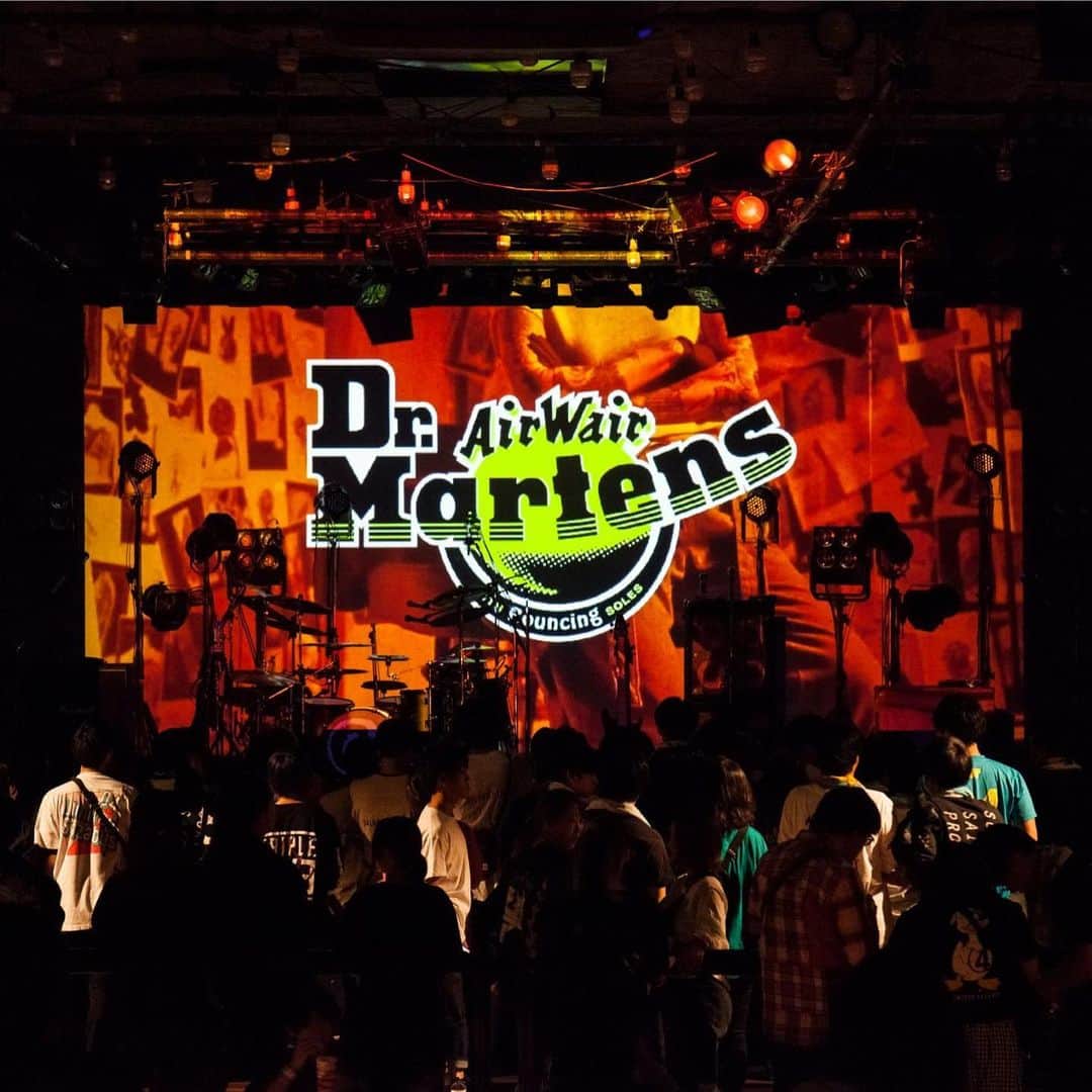 JELLY編集部さんのインスタグラム写真 - (JELLY編集部Instagram)「JELLY読者も大好きなDr.Matens主催の﻿ ライブイベント「DR.MARTENS presents STYLE of ﻿ TOKYO LIVE 2019」ルポ❗️﻿ ﻿ ﻿ 11月25日に恵比寿リキッドルームで開催された、﻿ 『04 Limited Sazabys』﻿ 『Survive Said The Prophet』が﻿ ライブテーマの「TOUGH AS YOU」という﻿ ブーツのようにしなやかで時に反発しながら生きていくという強いメッセージを奏でて、オーディエンスを熱狂させたとても興奮するライブだったよ👍👍﻿ とってもカッコよくてドクターマーチンに恋しそうになっちゃった🥰﻿ ﻿ #DrMartens #ドクターマーチン」12月3日 16時26分 - jelly_stagram