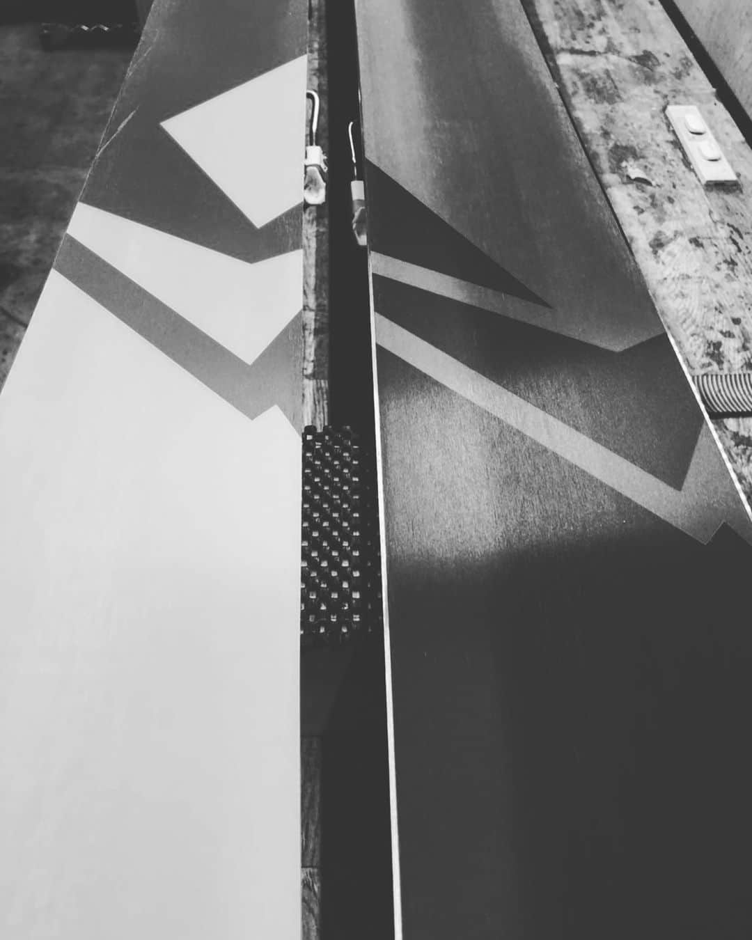 のインスタグラム：「My new project edge less skis. という事で今年の俺のファットスキーにはエッヂがついていない。 俺のプロジェクトと言うか求めるライディングのスタイルの中でエッジが入らないんじゃないのかと、サーフィン、ニーボード、スノーボード、雪板とその世界のみんなと繋がり話をしている中で生まれた思考を形にしてみようと。 特にTwelve & TJ Crew & bredren のみんなからのインスパイアは多大。 と言う事でワールドカップで14年間ずっと俺の板を調整してくれていたメカニックの伊東さんが左の板を綺麗に作り上げてくれました。エッジレススキー。 乗り味、最高でした。  元々はもうすでに @tjbrand_original のブランクスでハンドシェイプの板を一本削っているのでエッジレスは滑っているから、そこで確信を得たと言う方が正しく、実際にファットスキーのエッジを取りプロトタイプ1を乗ってみたらかなり良かったと言う感じでした。 #salomonfreeski #qst #edgeless #edgelessski」