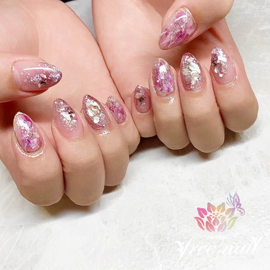 free nail フリーネイルのインスタグラム：「. お客様ネイル💅🏻⛄️ . クリアパープルネイル💠💜 . 素敵なニュアンスカラー👩🏻‍🎨🎨 . スワイプして動画も見てね☝︎🎬✨ . ご来店ありがとうございました🙇🏻‍♀️🙇🏻‍♀️🙇🏻‍♀️💗 . #ネイルアート #ジェルネイル #ネイルサロン #大阪ネイルサロン #ネイルデザイン #ネイルチェンジ #ニュアンスネイル #シェルネイル #メタリックネイル #大理石ネイル #パープルネイル #クリアネイル #デザインネイル #トレンドネイル #大人ネイル #シンプルネイル #冬ネイル #winternails #nailsart #nailsdid #美甲 #日式美甲 #日式美甲胶 #日本美甲师 #日本美甲老师 #美甲上课 #日本胶 #フリーネイル #freenail」