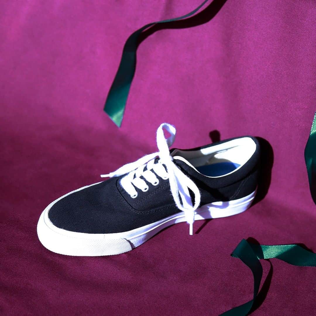 Keds Japanのインスタグラム：「Keds ANCHOR⁠ Black / ¥4,500+tax⁠ ⁠ #Keds #ladiesfirst #kedsstyle #sneakers #sneakerholics #kickstagram #casualoutfits #womanstyle #womanfashion #outfit #casualstyle #holidayseason #xmas #christmas #christmaspresent ⁠ #ケッズ #スニーカー #黒スニーカー #👟#🎁#🎅」