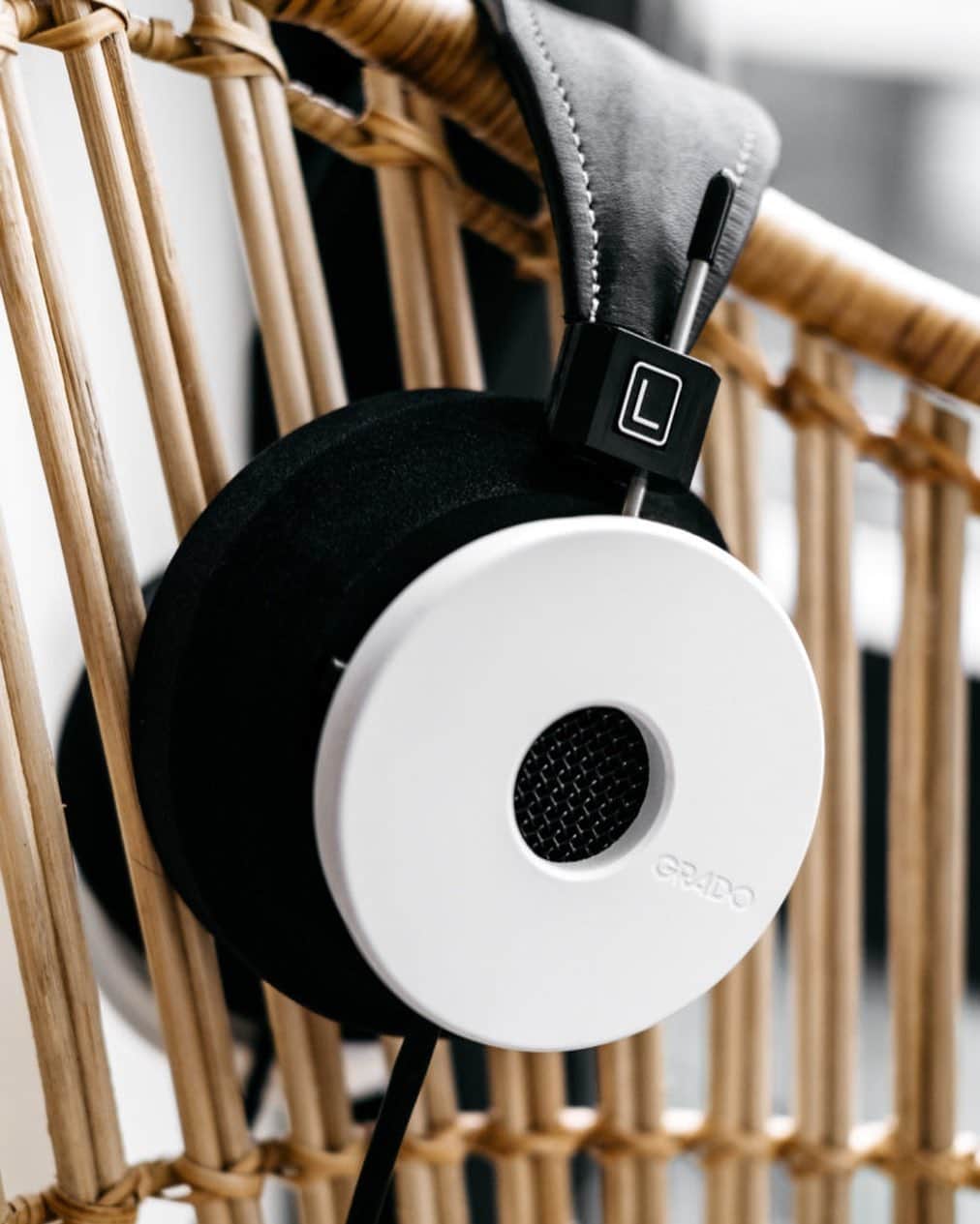 Design Milkさんのインスタグラム写真 - (Design MilkInstagram)「@GradoLabs’ reputation for audiophile grade #headphones is one well discussed online. The Brooklyn-based Grado family has been hand building headphones since 1953, and they’ve recently announced their swan song release (for 2019, not forever): The White Headphone – a statement piece inspired by a legendary band and one of their most iconic albums. \\\ designmilk.com」12月3日 17時06分 - designmilk