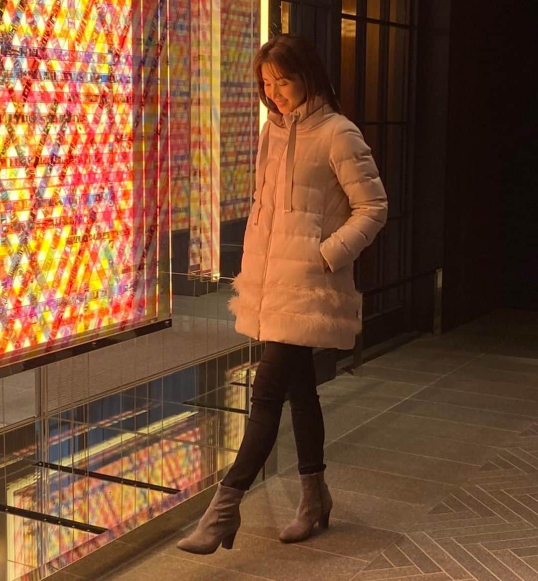 芦田桂子さんのインスタグラム写真 - (芦田桂子Instagram)「今年のダウンコートは大人の#helno  #resort で決まり✨ 裾に広がるファーがお気に入りです❤️ ・ とってもあったかいので 中はカシミアセータ一枚で充分 寒い冬も大活躍してくれそうです❄️ ・ 大人になるとオシャレに加え 上質で軽く着心地が良いものを選びたくなりますね☺️ ・ 本日、来年のイベント打ち合せに来た ハイアットセントリック銀座前でパチリ📸 ようやく着れる季節が来て嬉しいなぁ✨ ・ #herno  #resort  #ダウンコート  #お気に入りのコート #winterfashion  #冬は暗い色より明るい色を選びたい #白はレフ版効果あるので肌色が明るくおススメ #ファッションコーデ  #ファッション好きな人と繋がりたい  #model  #beautywellnessdirector  #芦田桂子」12月3日 17時10分 - keiko_ashida