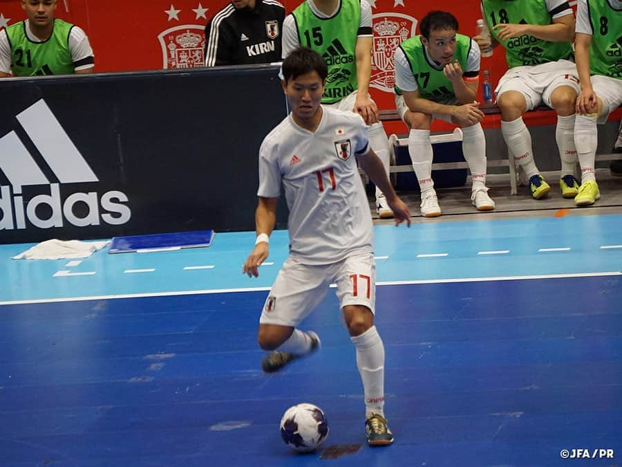 日本サッカー協会さんのインスタグラム写真 - (日本サッカー協会Instagram)「AFCフットサル選手権2020本戦への出場権を獲得したフットサル日本代表は、スペイン・マドリードでスペイン代表と親善試合を行いました。 ・ 国際親善試合 🇪🇸フットサルスペイン代表 3-0 フットサル日本代表🇯🇵 ・ ヨーロッパの強豪国であるスペイン代表との親善試合。日本代表のスターティングメンバーには関口優志、安藤良平、平田ネトアントニオマサノリ、加藤未渚実、西谷良介選手が名を連ねます。同日、AFCアニュアルアワードの表彰式に参加するため吉川智貴選手がチームを離れたため、西谷選手がキャプテンマークを巻きました。また、このスペイン遠征に帯同予定だったフットサル日本代表チームドクターの一人である今井宗典先生の事故死を受け、選手たちは喪章を着用して試合に臨みました。 ・ 国際親善試合 ～スペイン遠征～ 12月2日(月）・12月3日(火) vs フットサルスペイン代表 📍Pabellon Deportivo Rey Felipe VI ・ #jfa #daihyo」12月3日 17時15分 - japanfootballassociation