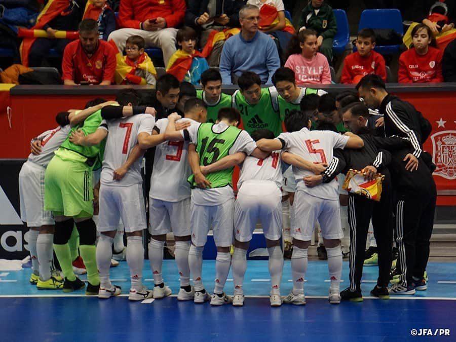 日本サッカー協会さんのインスタグラム写真 - (日本サッカー協会Instagram)「AFCフットサル選手権2020本戦への出場権を獲得したフットサル日本代表は、スペイン・マドリードでスペイン代表と親善試合を行いました。 ・ 国際親善試合 🇪🇸フットサルスペイン代表 3-0 フットサル日本代表🇯🇵 ・ ヨーロッパの強豪国であるスペイン代表との親善試合。日本代表のスターティングメンバーには関口優志、安藤良平、平田ネトアントニオマサノリ、加藤未渚実、西谷良介選手が名を連ねます。同日、AFCアニュアルアワードの表彰式に参加するため吉川智貴選手がチームを離れたため、西谷選手がキャプテンマークを巻きました。また、このスペイン遠征に帯同予定だったフットサル日本代表チームドクターの一人である今井宗典先生の事故死を受け、選手たちは喪章を着用して試合に臨みました。 ・ 国際親善試合 ～スペイン遠征～ 12月2日(月）・12月3日(火) vs フットサルスペイン代表 📍Pabellon Deportivo Rey Felipe VI ・ #jfa #daihyo」12月3日 17時15分 - japanfootballassociation