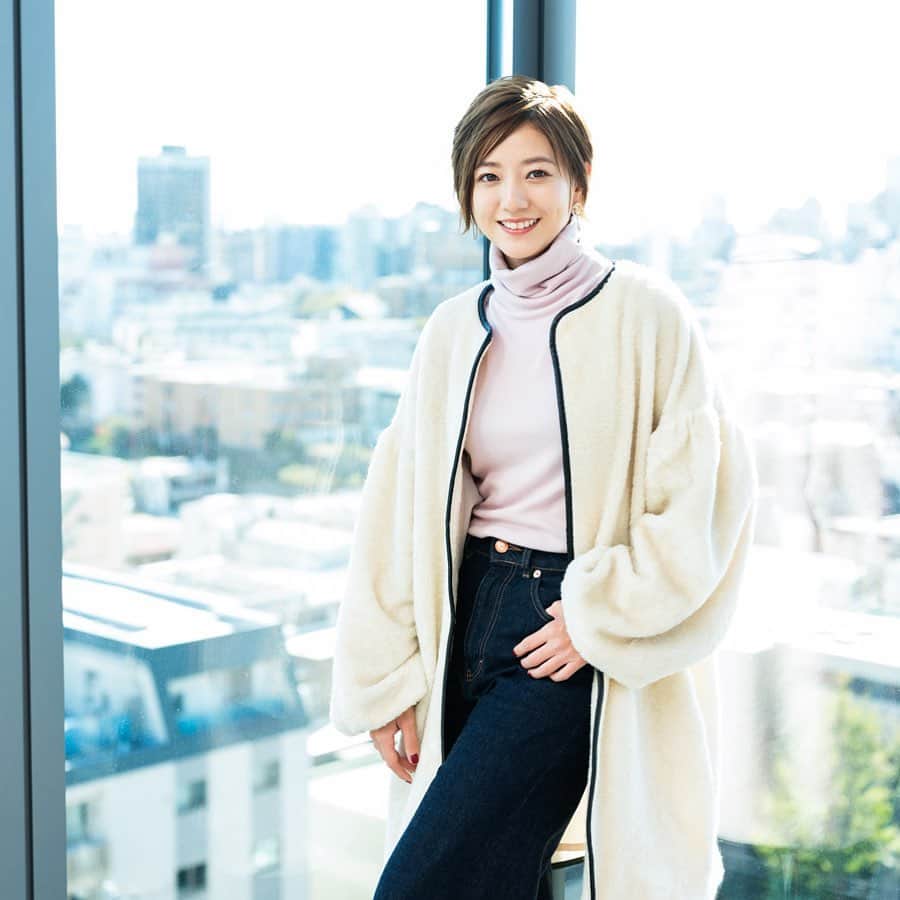 GLAM JAPANのインスタグラム：「第一線で活躍されている女性を紹介する、人気コンテンツ【女の履歴書】更新🌈 ・ 今回は、アーティストやモデルなど、多方面で活躍する伊藤千晃さんにインタビュー🎤✨ ・ 伊藤さんがディレクションしている、ライフスタイルブランド「KIKI AND DAYS（キキ アンド デイズ）」を立ち上げたきっかけや仕事に欠かせないアイテム、トキメキを感じる瞬間について語ってもらいました👏🎶 ． インタビュー記事は、プロフィールのURL👆からチェックしてくださいね‼️ ． @kikianddays @kikichiaki #女の履歴書 #伊藤千晃 #KIKIANDDAYS #キャリア #インタビュー」