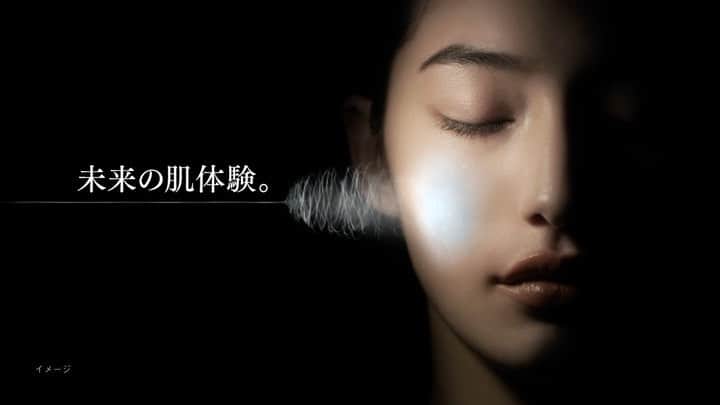 est_jpのインスタグラム：「【たった一本の糸*から始まる、未来の肌体験を。FUTURE SKIN by Fine Fiber Technology】﻿ ﻿ 11月の製品発表会以来、大きな反響をいただいている「バイオミメシスヴェール」が、12月4日ついに先行発売となります。﻿ ディフューザーから噴射された糸状の化粧液が、肌の上で透明なヴェールに変わっていく…。﻿ それはまるで肌をもう一枚、まとうかのような感覚。一晩中、肌の湿潤環境を整え続けることで、あなたの美が高まり続ける。﻿ 翌朝、見たことのない自分にきっと驚くはず。﻿ たった一本の糸*から始まる、 #未来の肌体験 を、あなたもぜひ。﻿ ﻿ 〈取扱店舗〉﻿ 直営店：BEAUTY BASE by Kao( @bbk_ginza_jp )﻿ 百貨店：伊勢丹新宿店／西武池袋本店／髙島屋横浜店／ジェイアール名古屋タカシマヤ／阪急うめだ本店／あべのハルカス近鉄本店﻿ 2020年より順次百貨店での取り扱い店舗を拡大する予定です。﻿ ﻿ 〈PRODUCT〉﻿ エスト バイオミメシス ヴェールエフェクター﻿ 長時間、贅沢な潤いで満たす美容液﻿ 本品 税抜 12,000円〈40g〉﻿ レフィル 税抜 11,500円〈40g〉﻿ ﻿ エスト バイオミメシス ヴェールディフューザー﻿ 極薄ヴェールを吹きつける専用機器﻿ 税抜 50,000円﻿ ※エスト バイオミメシス ヴェールディフューザーはパナソニックとの共同開発品です。﻿ ﻿ エスト バイオミメシス ヴェールポーション﻿ 肌と一体化する、極薄ヴェール液﻿ 税抜 8,000円〈9ml〉﻿ ﻿ 詳細はこちらから﻿ https://www.sofina.co.jp/est/products/bv/﻿ ﻿ #est #エスト #FUTURESKIN #驚け無限の自分に #バイオミメシスヴェール #ファインファイバー #ファインファイバーテクノロジー #スキンケア #skincare #デパートコスメ﻿ ﻿ ＊ヴェールディフューザーから出る糸状の化粧液のこと」