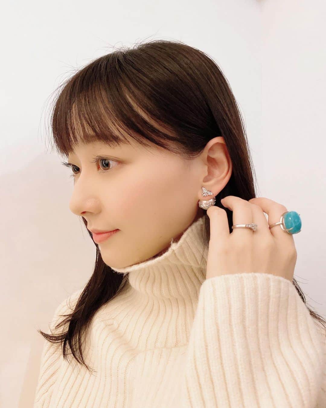 葉月祥子のインスタグラム：「題『支えてもらってこそ成り立っているのだなぁ💇‍♀️』﻿ 〜with前髪揃いました〜﻿ ﻿ ﻿ ﻿ 表参道key.のオーナー田中祐次さん @k.e.y_yuji_tanaka にカラーカットして頂いてきました♪﻿ ﻿ ﻿ ﻿ オーディションに受かりやすくなったのも、お仕事が増えたのも、hairを田中さんにお願いする様になってからです⛄️﻿ ﻿ ﻿ ﻿ ﻿ ナチュラルひとつにしても﻿ 沢山の技術を詰め込んでくれているので、いつでも私の髪はつやつやでまとまっていられるのです🌿﻿ ﻿ ﻿ ﻿ それだけで、毎朝の気持ちが全然違う✨﻿ ﻿ ﻿ ﻿ ﻿ いつでも艶のある髪で、明るい表情で撮影現場に入れるのは、﻿ お顔の額縁である髪を創ってくれている皆さまのお力⛄️💕﻿ ﻿ ﻿ ﻿ 私はただ、リラックスしてその場に臨めるのです♪🌈✨﻿ ﻿ ﻿ ﻿ いつも本当にありがとうございます😊﻿ ﻿ ﻿ ﻿ 1.2枚目﻿ ﻿ Hair @k.e.y_yuji_tanaka ﻿ photo by @hazuki_k.e.y ﻿ ﻿ accecary @nyu_nyu_official 🐝のピアス﻿ white knit @stylenanda_korea ﻿ ﻿ ﻿ 3.4枚目📸は、アシスタントのめぐちゃん　@mgmg_k.e.y とはづきちゃん @hazuki_k.e.y と☺️💕髪乾かす前にiPhone11のカメラについて説明しているところの写真です😂タイミング笑﻿ ﻿ ﻿ #前髪揃いました #楽しかった #みんな優しい﻿ #褒めてもらったリング#ラリマー #larimar #天然石 #天然石アクセサリー #海の色を閉じ込めた指輪#癒し #accessory #ラリマーリング #🐬 #蜂のピアス は　#韓国で購入した #nyunyu #のです 🐝 ﻿ #美容室キー#key #omotesando #表参道美容室 #美容室key #ceo #田中祐次 ﻿」