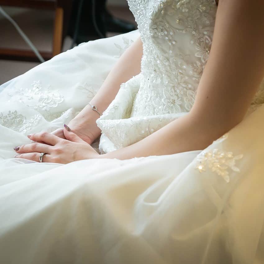 ホテルモントレウェディング【公式】 のインスタグラム：「♥ #montereyweddingstories2019 ￣￣￣￣￣￣￣￣￣￣￣￣￣￣￣￣ ＊＊＊3p／30p＊＊＊ . お仕度中。なかなか実感が湧かず、 あっという間に挙式リハーサルへ。 . 悩んで決めたウェディングドレスが 私を強くしてくれました。 . @montereyweddingをフォローして 『 #モントレ花嫁 』『 #ホテルモントレ』の タグをつけて投稿してくださいね＊*. . ◆ホテルモントレ公式HPはこちら* https://www.monterey-wedding.jp . #モントレ #モントレ花婿 #プレ花嫁 #卒花 #marry花嫁 #dressy花嫁 #farnyレポ #プラコレ ﻿#maricuru #dressy花嫁 #日本中のプレ花嫁さんと繋がりたい #ウエディングニュース #flower #ウェディングドレス #dress #結婚式 #披露宴 #結婚式場 #2019年秋婚 #2019年冬婚 #2020年春婚 #2020年夏婚」