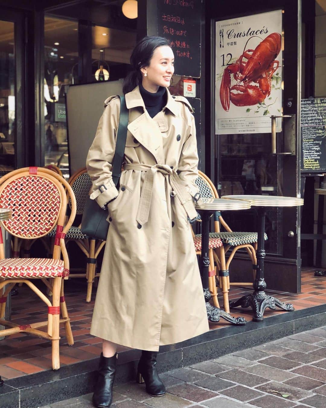 前田紀至子のインスタグラム：「次の旅に向けてミーティングをハシゴな1日。 暖かかったのでトレンチをボタン閉めずにぎゅっと結んでワンピース感覚で着たのが調度良かったものの、日が暮れるとちょっと寒かったな〜。カイロ持ち歩こう。 #aquascutumwhitelabel#repetto#レペット#アクアスキュータムホワイトレーベル#ジェンダーレスコート#strathberry#ストラスベリー」