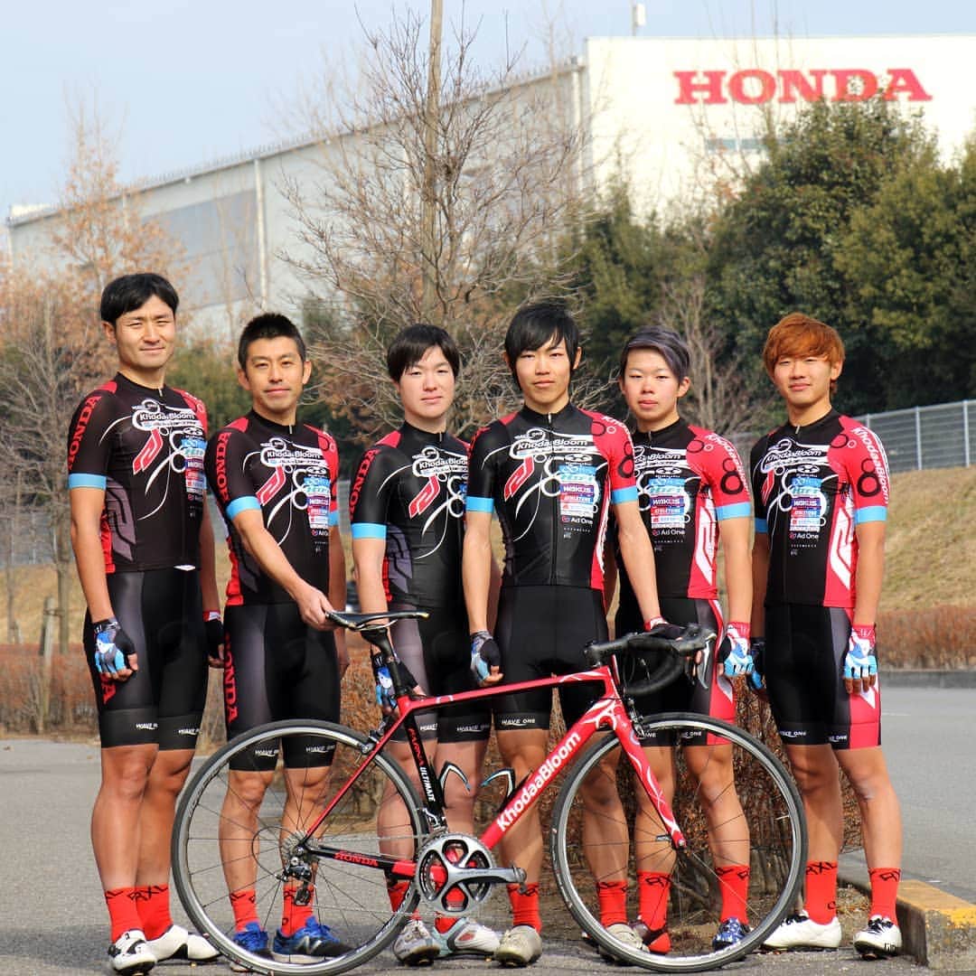 KhodaaBloomのインスタグラム：「【Honda栃木 スポンサー契約終了のご報告】 . 2015年から5シーズンに渡り、機材のメインスポンサーとしてHonda栃木をサポートしてまいりましたが、本年をもちましてスポンサー契約を終了させていただくことをご報告いたします。 . Honda栃木がJエリートツアーで優勝を果たし、Jプロツアーへと羽ばたかんとする2014年にクラブメンバーとKhodaaBloomスタッフのご縁からスポンサー契約は始まりました。 互いにスポーツバイクシーンを盛り上げていきたいとの思いと、より多くの人にレースシーンへの架け橋となっていきたいとの思いをもって活動してまいりました。 . 機材提供を通じて、Honda栃木の応援をするサポーターやHonda栃木メンバーのレースに対する情熱と熱狂に触れることができ、またその思いの一助を担えたことを嬉しく思います。 . Honda栃木を応援されているサポーターの皆さまには、KhodaaBloomに対しても、多数の応援とあたたかな言葉をいただき、心から感謝申し上げます。 . 12月末日をもってスポンサー契約を終了いたしますが、Honda栃木はJエリートツアーへのレース参戦を継続してまいります。 互いの道を歩むHonda栃木とKhodaaBloomにぜひ応援をいただけますと幸いです。 . これからのHonda栃木のさらなる飛躍を心よりお祈り申し上げます。 5年間、本当にありがとうございました。  #KhodaaBloom #コーダーブルーム #Honda栃木」