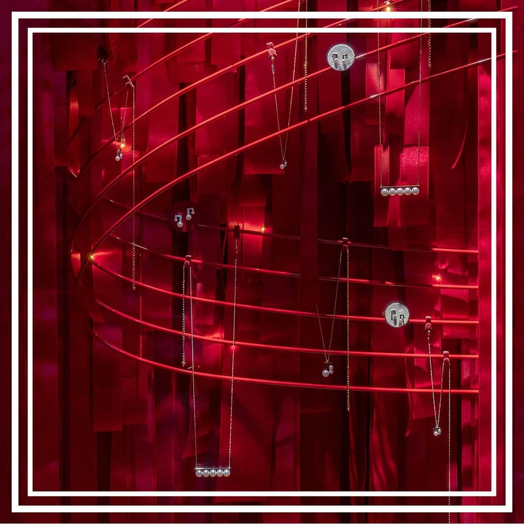 TASAKIさんのインスタグラム写真 - (TASAKIInstagram)「The store facade of the TASAKI Ginza Flagship Store is full of holiday mood. Indulge the modern and sophisticated holiday atmosphere presented by TASAKI. #TASAKI #Holiday #christmas2019 #TimelessChristmas #PearlySymphony #TASAKIGinza #TASAKIGinzaFlagshipstore #Holidaycollection #petitbalancenote #balancenote #balancesignature #Holidaygifts」12月3日 17時30分 - tasaki_intl