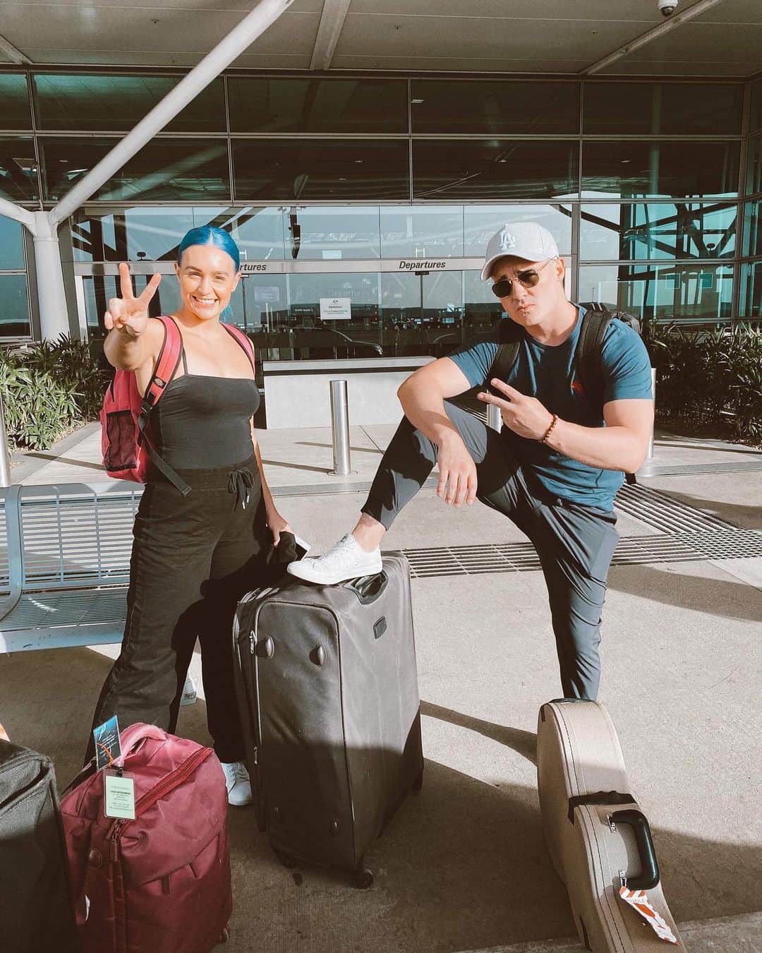 シェパードのインスタグラム：「Last chance to perfect our best LA poses as we head off to write some new tunes!」