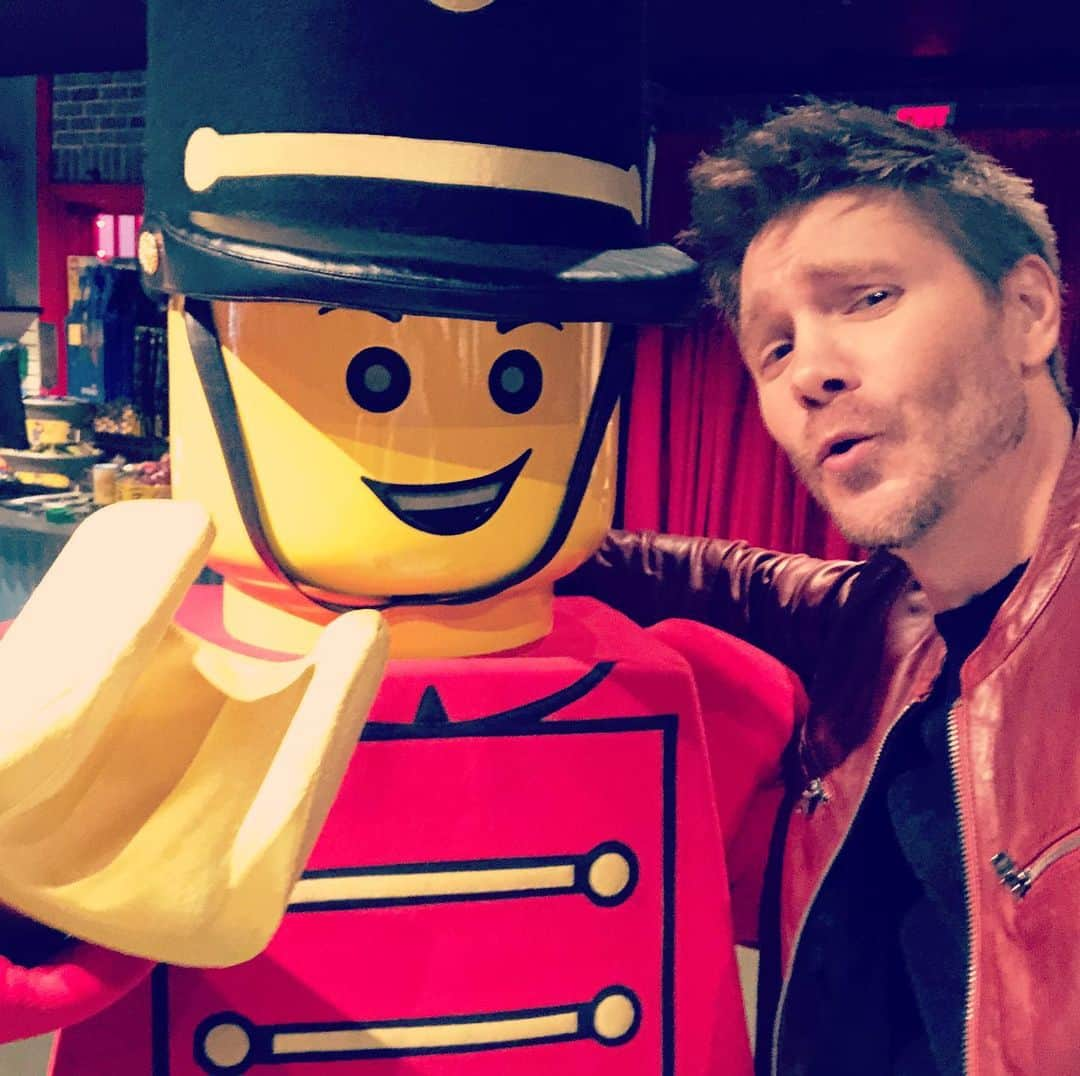 チャド・マイケル・マーレイさんのインスタグラム写真 - (チャド・マイケル・マーレイInstagram)「Oooooooooowwweeeeey! Officially making new friends here @legolandcalifornia Soooo much fun tonight. Can’t thank them enough for the honor of lighting the tree- The incredible donation we made to Playmakers & We Made some LEGO Dreams come true today. #LegoDreams #Christmas #Playmakers @harrisonphillips99 #SoldierBoy」12月3日 17時31分 - chadmichaelmurray