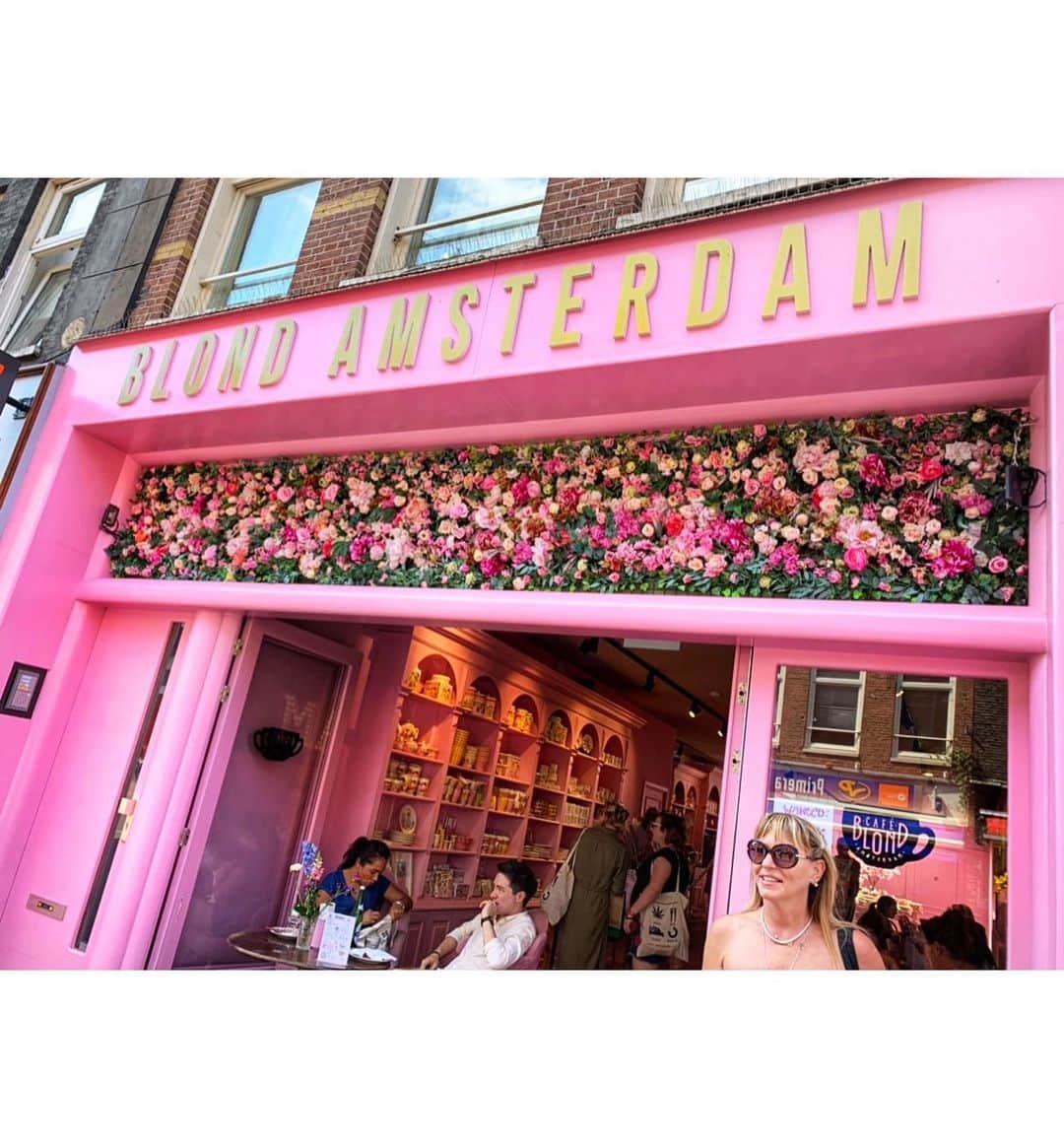 石條遥梨のインスタグラム：「オランダ発の雑貨屋さんblond Amsterdam🌷 カフェスペースには可愛いケーキが並んでいてひたすらかわいいが詰まってた👶🍼 ・ ・ #オランダ　#アムステルダム　#ブロンドアムステルダム」