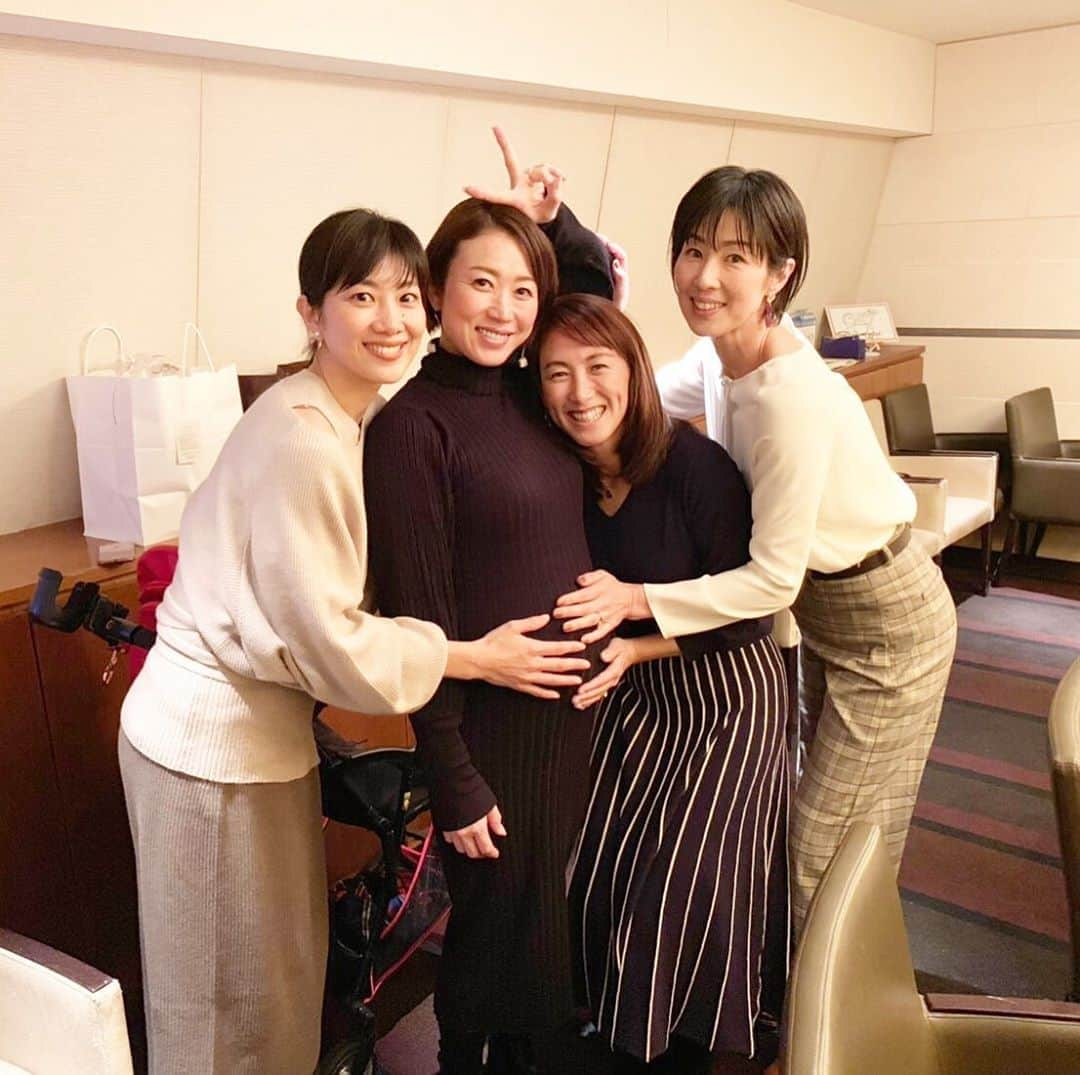 田中雅美さんのインスタグラム写真 - (田中雅美Instagram)「ありがとう♡  #杉山愛　さん #浦田聖子　ちゃん #落合真里　ちゃん #潮田玲子　ちゃん #ありがとう #刺激しあって成長できる友達  #みんなそれぞれ頑張ってる」12月3日 17時40分 - tanakamasami_official