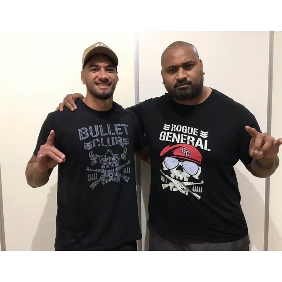 のインスタグラム：「Always a good time going out to support the La Sallian brother @toksfale, watching him do what he does best... beating people up and being the bad guy 😈😂✊🏽 Keep an eye out during the new year, we gonna get up to no good 👀😎😜🤟🏽#bulletclub #delasalle #81 #roguegeneral #toksfale #oneteam #newjapanprowrestling #2020」