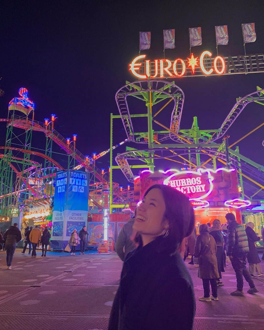 菅沼ゆり（ゆりっぱ）さんのインスタグラム写真 - (菅沼ゆり（ゆりっぱ）Instagram)「初めましての WINTER WONDERLAND🎠🎡♡ ひろ〜いHyde Parkに 移動式遊園地が冬の季節に広がっています。 豪快でデンジャラスなアトラクションにそそられる....。 ぶっ飛ぶかと思った本当に 涙出るほど笑いました....。 特にWILD MAUSていうジェットコースターがヤバイ。(6枚目) 急カーブにターンしたりいきなり落ちたり、しかもどこで写真撮られてるかわからなくて最後に写真を提示してくれるんだけど 顔のヤバさが素すぎて最初から最後まで笑いが止まらなかった。 乗り終わったみんなが大爆笑で出てくる意味がわかった。笑 . 各アトラクション並んだのも10分ぐらい、かなり空いてたので平日がおすすめ。入場無料だし雰囲気楽しみたいだけで来ても◎  冬のロンドンは4時には日没してしまって日中の活動が短くなってしまうけど夜も全力で楽しい☺︎ クリスマスシーズンも最高〜🎄✴︎」12月3日 17時48分 - yurippa93