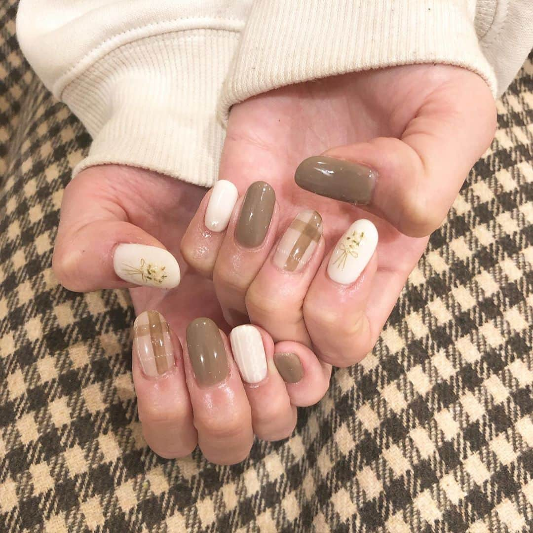 RiLiさんのインスタグラム写真 - (RiLiInstagram)「冬っぽネイルの定番⛄【ニットネイル】💅 ..... 季節も秋🎃からだんだん冬っぽく⛄なってきたね❄お洋服だけじゃなくてネイル💅も冬っぽくチェンジしたい❣そんな子には【ニットネイル】を🎀 その名の通りニット🧶のお洋服のような柄をしているネイル💅のデザインだから、クリスマスっぽさ満点🧚🏻♀立体的で本物のニットみたいなデザインがかわいいよね〜〜🥺💕 一部のネイルにニットネイルを取り入れればグッと冬っぽいイメージになるよ🤫💕セルフネイル派さんにもオススメだよ🎶 ❣ ❣ ❣ ❣ ❣ サイトやSNSで掲載させていただくお写真募集中😘📸 かわいいコーデやアイテム、注目スポットなどが撮れたら、ハッシュタグ→#rili_tokyo  を付けて投稿❗ ． Special Thanks💋 Photo by @hono1222 @05mn12 @ayanoirokawa @maplesiroop_f @koochan08 @ren.eclair @_dorimichan @curepaa_aika @mmmaaakkkiiikkkooo ． #冬 #冬コーデ #ニットネイル #ジェルネイル #パールネイル #花柄ネイル #ブラウンネイル #ミラーネイル #キラキラネイル #ドットネイル  #くすみカラーコーデ #消えそうな色コーデ  #ブラウンコーデ #ベージュコーデ  #ワントーンコーデ #シンプルコーデ  #カジュアルコーデ #ガーリーコーデ #置き画 #置き画くら部 #今日のコーデ #コーデ #コーディネート #RiLi  #おしゃれさんと繋がりたい #お洒落さんと繋がりたい #ファッション #패션스타그램 #ootd」12月3日 18時01分 - rili.tokyo