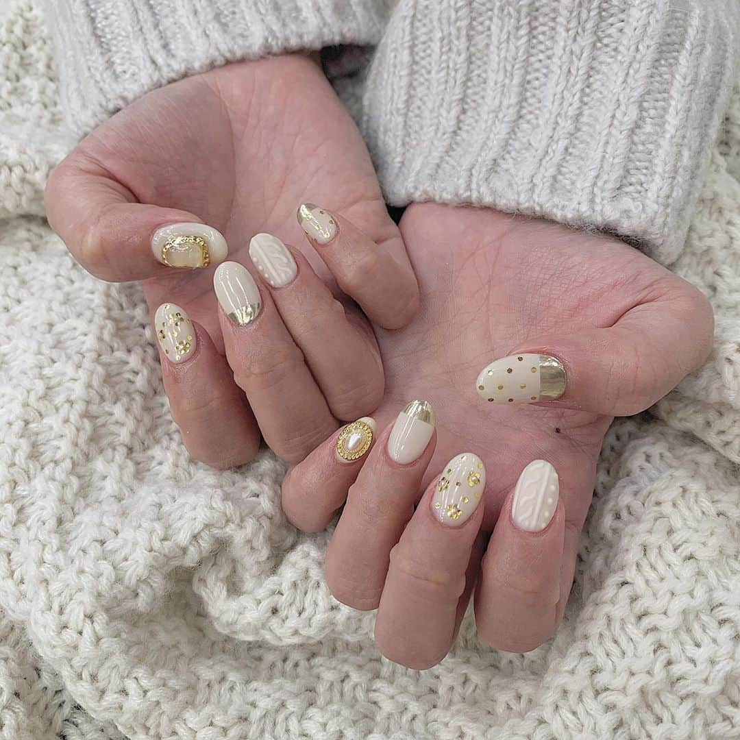 RiLiさんのインスタグラム写真 - (RiLiInstagram)「冬っぽネイルの定番⛄【ニットネイル】💅 ..... 季節も秋🎃からだんだん冬っぽく⛄なってきたね❄お洋服だけじゃなくてネイル💅も冬っぽくチェンジしたい❣そんな子には【ニットネイル】を🎀 その名の通りニット🧶のお洋服のような柄をしているネイル💅のデザインだから、クリスマスっぽさ満点🧚🏻♀立体的で本物のニットみたいなデザインがかわいいよね〜〜🥺💕 一部のネイルにニットネイルを取り入れればグッと冬っぽいイメージになるよ🤫💕セルフネイル派さんにもオススメだよ🎶 ❣ ❣ ❣ ❣ ❣ サイトやSNSで掲載させていただくお写真募集中😘📸 かわいいコーデやアイテム、注目スポットなどが撮れたら、ハッシュタグ→#rili_tokyo  を付けて投稿❗ ． Special Thanks💋 Photo by @hono1222 @05mn12 @ayanoirokawa @maplesiroop_f @koochan08 @ren.eclair @_dorimichan @curepaa_aika @mmmaaakkkiiikkkooo ． #冬 #冬コーデ #ニットネイル #ジェルネイル #パールネイル #花柄ネイル #ブラウンネイル #ミラーネイル #キラキラネイル #ドットネイル  #くすみカラーコーデ #消えそうな色コーデ  #ブラウンコーデ #ベージュコーデ  #ワントーンコーデ #シンプルコーデ  #カジュアルコーデ #ガーリーコーデ #置き画 #置き画くら部 #今日のコーデ #コーデ #コーディネート #RiLi  #おしゃれさんと繋がりたい #お洒落さんと繋がりたい #ファッション #패션스타그램 #ootd」12月3日 18時01分 - rili.tokyo