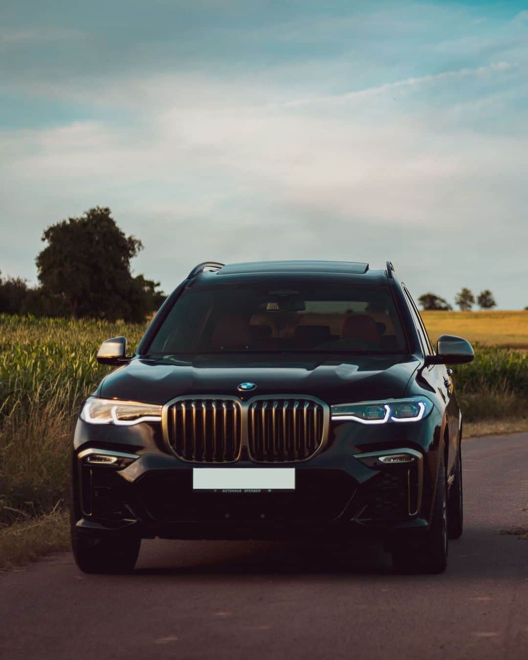 BMWのインスタグラム：「Elegant black suit for every journey. The BMW X7. #TheX7 #BMW #X7 #BMWrepost @ptshlm __ BMW X7 M50d: Fuel consumption in l/100 km (combined): 7.4–7.1. CO2 emissions in g/km (combined): 193–186.  Acceleration (0-100 km/h): 5.4 s. Power: 294 kW, 400 hp, 760 Nm. Top speed (limited): 250 km/h. Paint finish shown: Carbon Black metallic.  The values of fuel consumptions, CO2 emissions and energy consumptions shown were determined according to the European Regulation (EC) 715/2007 in the version applicable at the time of type approval. The figures refer to a vehicle with basic configuration in Germany and the range shown considers optional equipment and the different size of wheels and tires available on the selected model. The values of the vehicles are already based on the new WLTP regulation and are translated back into NEDC-equivalent values in order to ensure the comparison between the vehicles. [With respect to these vehicles, for vehicle related taxes or other duties based (at least inter alia) on CO2-emissions the CO2 values may differ to the values stated here.] The CO2 efficiency specifications are determined according to Directive 1999/94/EC and the European Regulation in its current version applicable. The values shown are based on the fuel consumption, CO2 values and energy consumptions according to the NEDC cycle for the classification. Further information on official fuel consumption figures and specific CO2 emission values of new passenger cars is included in the following guideline: 'Leitfaden über den Kraftstoffverbrauch, die CO2-Emissionen und den Stromverbrauch neuer Personenkraftwagen' (Guide to the fuel economy, CO2 emissions and electric power consumption of new passenger cars), which can be obtained free of charge from all dealerships, from Deutsche Automobil Treuhand GmbH (DAT), Hellmuth-Hirth-Str. 1, 73760 Ostfildern-Scharnhausen and at https://www.dat.de/co2/.」