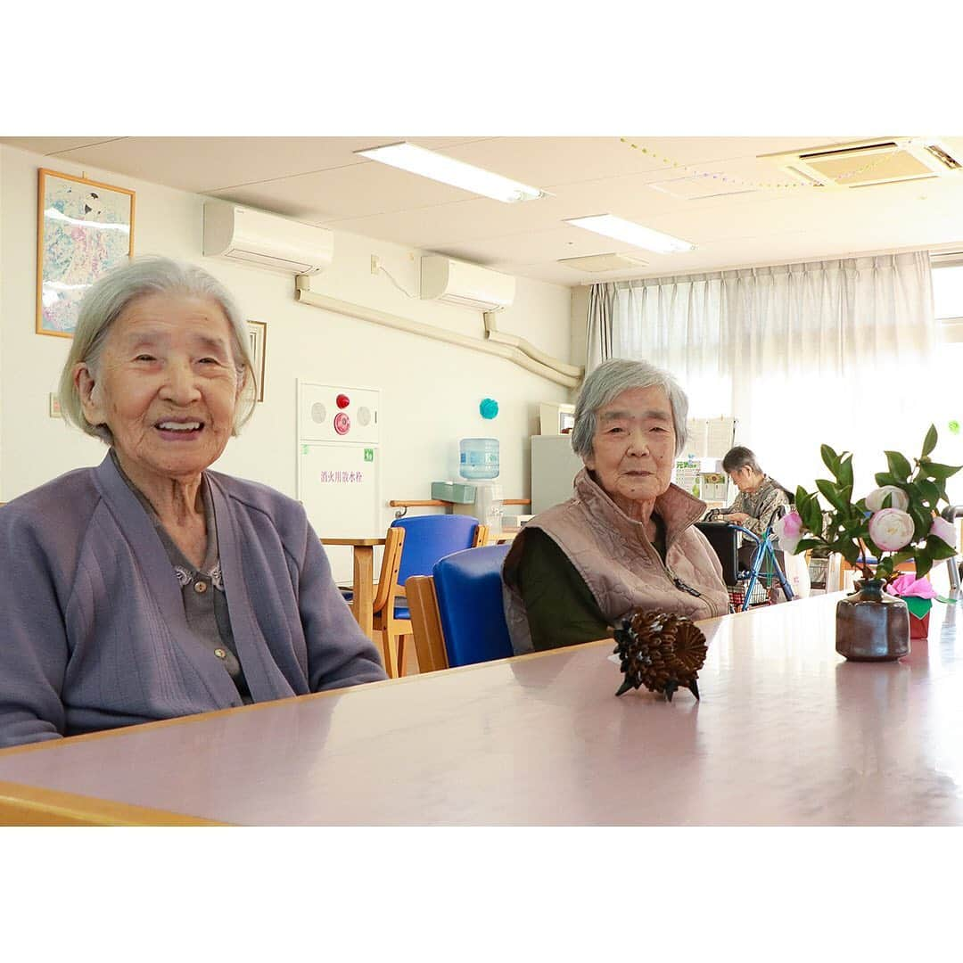 平成医療福祉グループさんのインスタグラム写真 - (平成医療福祉グループInstagram)「当グループの病院・施設を写真でご紹介、その魅力をお伝えしていく企画です --- 第63回「おいでよHMW！」 - ケアハウス東浦エルベ（兵庫県淡路市） --- 第二のおうちとして利用できる「軽費老人ホーム」として平成14年に設立🏢90歳を越えてもスタッフ以上に元気なシニア世代が集まる施設です💪アクティブな入居者さんと笑顔が印象的なスタッフさんたち😙20代から80代⁉️まで各部署で大活躍中でした😲どの場所にいても笑い声が聞こえてくるほっこりした施設の様子を動画と写真でご紹介します 📸 --- 写真① まずは動画でご紹介👀102歳、103歳、104歳の女性たちが颯爽と登場する、めちゃくちゃ明るく元気なみなさんの様子もぜひご覧ください✨ --- 写真② こちらが外観です☀️取材日はポカポカ陽気の快晴でした☺️天候がいいときは、レクリエーションを屋外で対応することもしばしば。この日も園芸療法は屋外で行いました！ --- 写真③ 料理がおいしい🥰と評判の厨房のみなさんです👀最年長スタッフさんがテキパキ盛り付けをされていました✨お茶目で優しいスタッフさんの様子は動画をチェック😊 --- 写真④ 最年長スタッフを「若い」と言い切れる104歳と93歳のおふたりです🙇‍♂️驚愕です。。昼食前の女子トークに入れてもらいました😳🍲 --- 写真⑤ こちらは趣味を楽しむ入居者さん93歳です🖋季節ごとに新作をつくって展示しているそうです🖼お気に入りの作品をみせていただきました😙 --- 写真⑥️ 今日はイベント盛りだくさん💪施設長さんが園芸療法士さんにクイズを出題🌱🌹 「この入居者さんの年齢はおいくつでしょうか😉」。。正解は…なんと103歳でした🤗 --- 写真⑦ 平均年齢90歳オーバーという噂の園芸療法💐ですが用意した椅子に座らないほどの熱中っぷりです😯💦土を触っているとテンションが上がるそうです🤭 --- 写真⑧ 続いては体操教室です🤸‍♀️介護職のみなさんが日替わりで先生役になってレクチャーします📝平成生まれのスタッフも昭和歌謡曲にあわせて体を動かします🎤 --- 写真⑨ 体操のあとは「うた」の時間です♬懐かしい童謡から昭和の名曲まで鉄琴の伴奏にあわせて歌います🎶得意分野を仕事で活用できちゃうなんてすごいですね！ --- 写真⑩ 最後は日勤帯のスタッフさんに集合いただきました🤗元気な入居者さんが多く80歳でも若者になっちゃう笑顔あふれる職場でした📸 ------ ＜ケアハウス東浦エルベ　インフォメーション＞ ------ ○スタッフ募集中！ ・介護支援専門員 ・看護師 ・管理栄養士 ・栄養士 ・調理師 ・調理補助スタッフ（非常勤） -- ○アクセス： 🚗「東浦IC」から車で約10分 🚗神戸方面・徳島方面からも通勤可能です -- 就職希望・実習希望の方に向けた施設見学対応します！ お気軽にお問い合わせください📩📞 - 詳しくは「ケアハウス東浦エルベ」で検索🔎 ------ #平成医療福祉グループ #HMW #おいでよHMW #ケアハウス東浦エルベ #淡路島 #淡路市 #軽費老人ホーム #絶対に見捨てない #医療 #福祉 #介護 #レクリエーション #園芸療法 #体操教室 #求人募集中 #介護支援専門員 #看護師 #管理栄養士 #栄養士 #調理師 #調理補助スタッフ #園芸療法 #平均年齢 #90歳超え #緑のある生活 #楽しい職場 #得意なことを活かす #楽しい介護 #地元で #一緒に働こう」12月3日 18時00分 - hmw_group