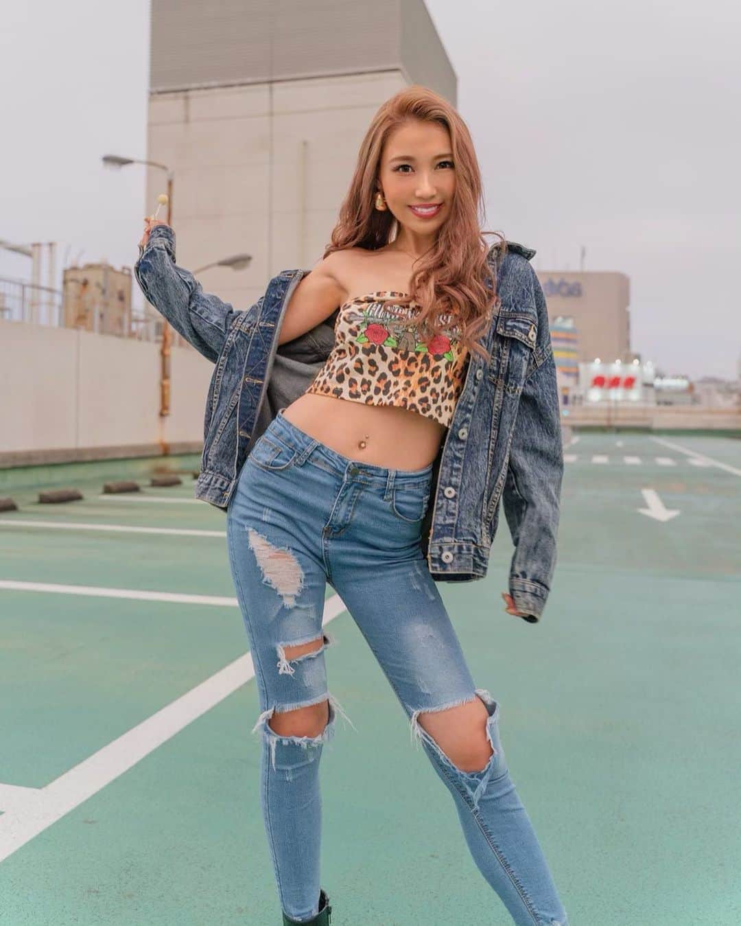 のインスタグラム：「なんの瞬間なのって感じだけどしっかり笑顔😅😅 このトップス夏に買ったけど一度も着ることなく終わってしまって この日着れたのが嬉しかったのにサイズ見ないで買ったから 超ぶかぶかで後ろ安ピンで留めてる。（笑） ・ 明日は楽しみなLive🎶があるの〜🥰🥰 残りの仕事頑張るよ💪 ・ #cyberjapan #cjd_rina #サイバージャパンダンサーズ #作品撮り #ストリート系女子 #駐車場ショット」