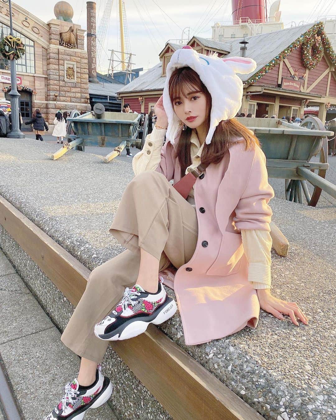 得あゆさんのインスタグラム写真 - (得あゆInstagram)「全力で楽しみたくてスニーカー👟 可愛いスニーカーは @puma 🐅💓 pumaってスポーツウェアのイメージ強いけど 可愛い服とかスニーカーとかたくさんあるの😍❤️💓 ・ たくさん質問頂いてたcoatは去年のなんだけど @beep_ss のです！ ・ ・ ・ ・ ・ ・ ・ ・ ・ #puma#プーマ#スニーカー#コート#ファッション#冬服#ディズニー#ディズニーシー#ディズニーコーデ#シー#デート#カップル#おそろコーデ#双子コーデ#ピンク#うさぎ#クリスマス#クリスマスツリー#クリスマスコフレ#インスタ映え#カメラ女子#写真#クリスマスプレゼント#pumashoes#disneysea#disneyland#japanesegirl#sneakers#coat#christmastree」12月3日 18時09分 - tokuayu819