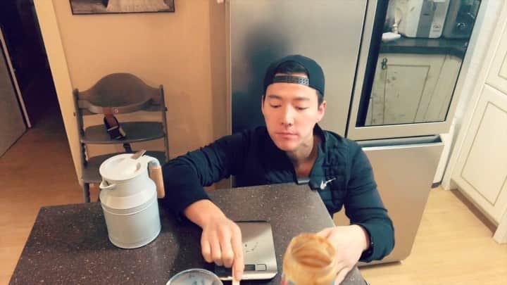 チョ・テグァンのインスタグラム：「진짜 빠진다요. 계속 읽고 공부하고 있는데요... 진짜 체지방이 빠진다요. 물론 운동도 계속 열심히 하면서. 🩸피한방울빼서 검사하니 케톤도 잘 나오고 잇고... 널리널리 전파 해야겠다요 좋은건 우리 모두 같이.  #키토제닉  #키토제닉라이프스타일  #저탄고지  #방탄커피  #keto  #ketogenicdiet  #ketogenic  #ketogeniclifestyle  #lchf  #bulletproofcoffee 🙏🏻Special thanks to Soganzi 형님. ☕️」
