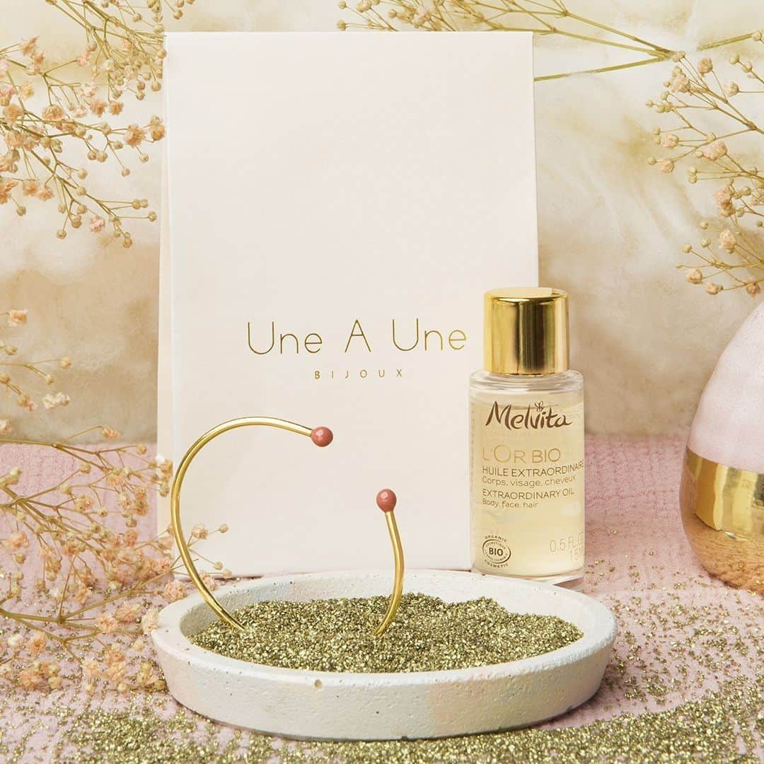 Melvita Officialのインスタグラム：「✨ Brillez de mille feux ! ✨⠀ Découvrez notre nouvelle collaboration avec Une A Une. ⠀ Une marque de bijoux dont le nom évoque la délicatesse avec lesquelles les pierres sont enfilées une par une. ⠀ ⠀ Offert dès 35€ d’achat, ce joli jonc plaqué Or ajustable et orné de deux petites sphères corail est l’élément indispensable pour les fêtes de fin d’année.⠀ ✅ Disponible en boutique et en ligne !⠀ ⠀ #Melvita #UneAUne #collaboration #cadeau #gift #Bijou #bracelet #partnership #cosmetiquebio」