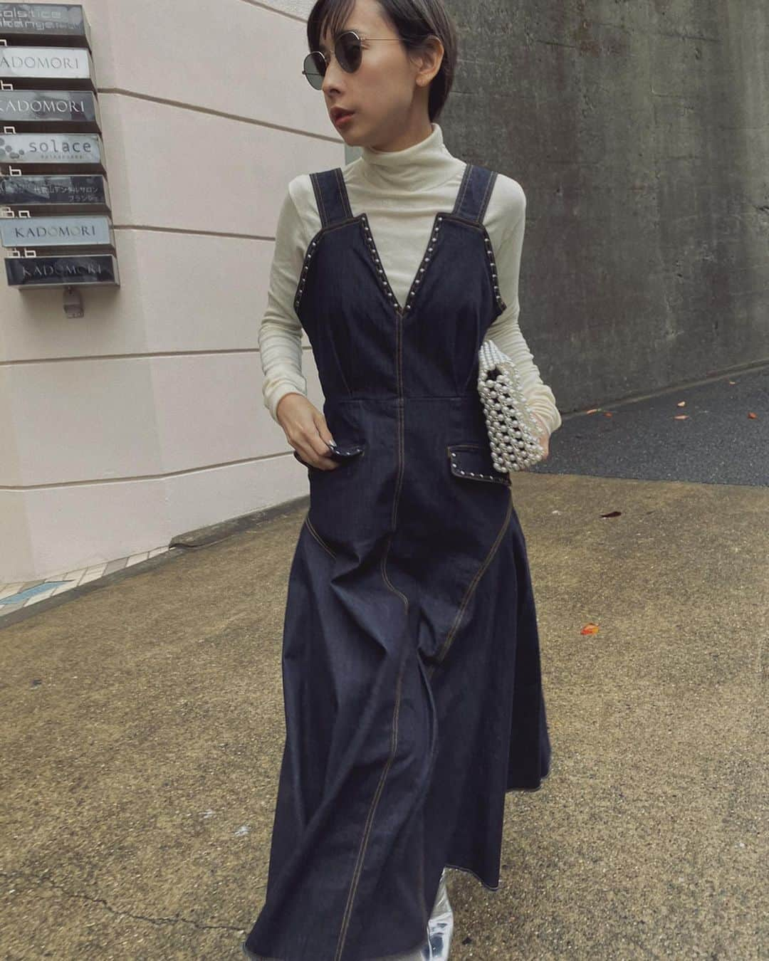 黒石奈央子さんのインスタグラム写真 - (黒石奈央子Instagram)「あめりふく。 . . STUDS DENIM DRESS ¥20300+tax 12/6 PEARL FLAP BAG ¥13800+tax 12.6 .  人気者間違いなしなデニムスタッズドレス！シルエットがかなり綺麗で要所要所にスタッズを埋め込みました！  @ameri_shinjuku @amerivintage @ameri_daikanyama @ameri.shinsaibashi #ameri#amerivintage #fashion #vintagefashion #coordinate#ootd#outfit#osanposnap #705_outfit #大人ファッション #大人コーディネート #大人スタイル #modestyle #modefashion#modecasual」12月3日 18時03分 - blackstone705