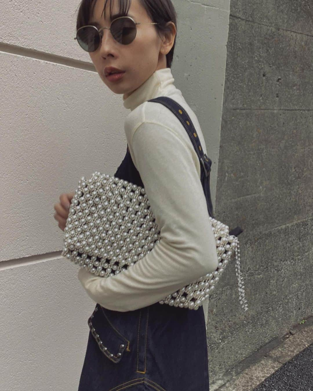 黒石奈央子さんのインスタグラム写真 - (黒石奈央子Instagram)「あめりふく。 . . STUDS DENIM DRESS ¥20300+tax 12/6 PEARL FLAP BAG ¥13800+tax 12.6 .  人気者間違いなしなデニムスタッズドレス！シルエットがかなり綺麗で要所要所にスタッズを埋め込みました！  @ameri_shinjuku @amerivintage @ameri_daikanyama @ameri.shinsaibashi #ameri#amerivintage #fashion #vintagefashion #coordinate#ootd#outfit#osanposnap #705_outfit #大人ファッション #大人コーディネート #大人スタイル #modestyle #modefashion#modecasual」12月3日 18時03分 - blackstone705