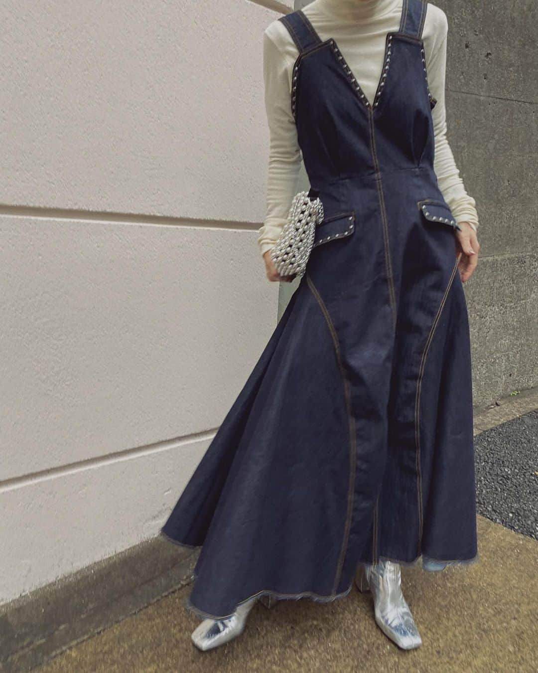 黒石奈央子さんのインスタグラム写真 - (黒石奈央子Instagram)「あめりふく。 . . STUDS DENIM DRESS ¥20300+tax 12/6 PEARL FLAP BAG ¥13800+tax 12.6 .  人気者間違いなしなデニムスタッズドレス！シルエットがかなり綺麗で要所要所にスタッズを埋め込みました！  @ameri_shinjuku @amerivintage @ameri_daikanyama @ameri.shinsaibashi #ameri#amerivintage #fashion #vintagefashion #coordinate#ootd#outfit#osanposnap #705_outfit #大人ファッション #大人コーディネート #大人スタイル #modestyle #modefashion#modecasual」12月3日 18時03分 - blackstone705