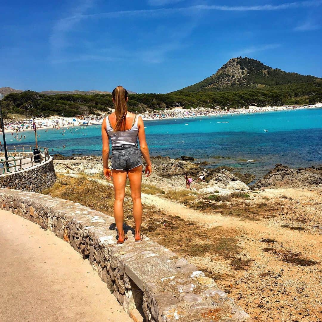 Carina Kröllさんのインスタグラム写真 - (Carina KröllInstagram)「~The best dreams happen when you are awake 🌊✨~ Throwback to one of the most beautiful holidays I had and the sunburn of my life 🦀 😅 . . . #tbt#mallorca#spain#ocean#girl#sun#sunburn#vacation#takemeback#carinakroell」12月3日 18時04分 - carinakroell