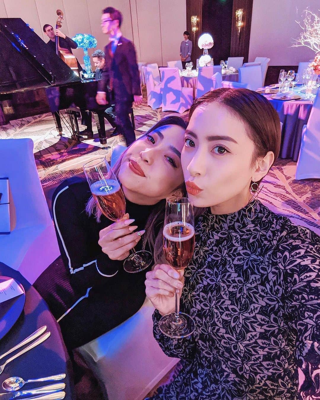 ソンイさんのインスタグラム写真 - (ソンイInstagram)「今日はとっても贅沢なランチを嬉しいメンバーで🤤🍽🍾🥂 マンダリンオリエンタル東京さん @motyo_wedding のブライダルメニューを今日の８人のためだけに用意してくださったスペシャルメニュー👨🏻‍🍳🍸 ブライダルコース 5ジャンル(15種類)の中から各オススメの1皿をそれぞれ組み合わせて頂き、それを各装飾ごとのテーブルで堪能させてもらいました🥺💍💕 んもう、、、最高に美味しすぎて各テーブルもう1周したかった🤣❤️w メインのお肉は異次元な美味しさだったし、お魚も味だけじゃなく見た目もとっても華やか💐 ブライダルメニューで定番のフレンチだけじゃなく広東料理をセレクトできるのも選択肢が広がってすごいなぁ🇨🇳👏🏼 フレンチも広東料理もミシュランの星を獲得してるだけあって素晴らしかったです👨🏻‍🍳⭐️ 結婚式に参列してこのお料理を食べたら満足度100点以上で最高のおもてなしになる☺️💕 特にお料理にこだわってるプレ花嫁様は絶対に体験しに行ってみてほしいです🍽❤️ #mandarinorientaltokyo #MOtokyo #PR #wedding  #マンダリンオリエンタル東京 #ブライダルコース」12月3日 18時07分 - sunwei1013