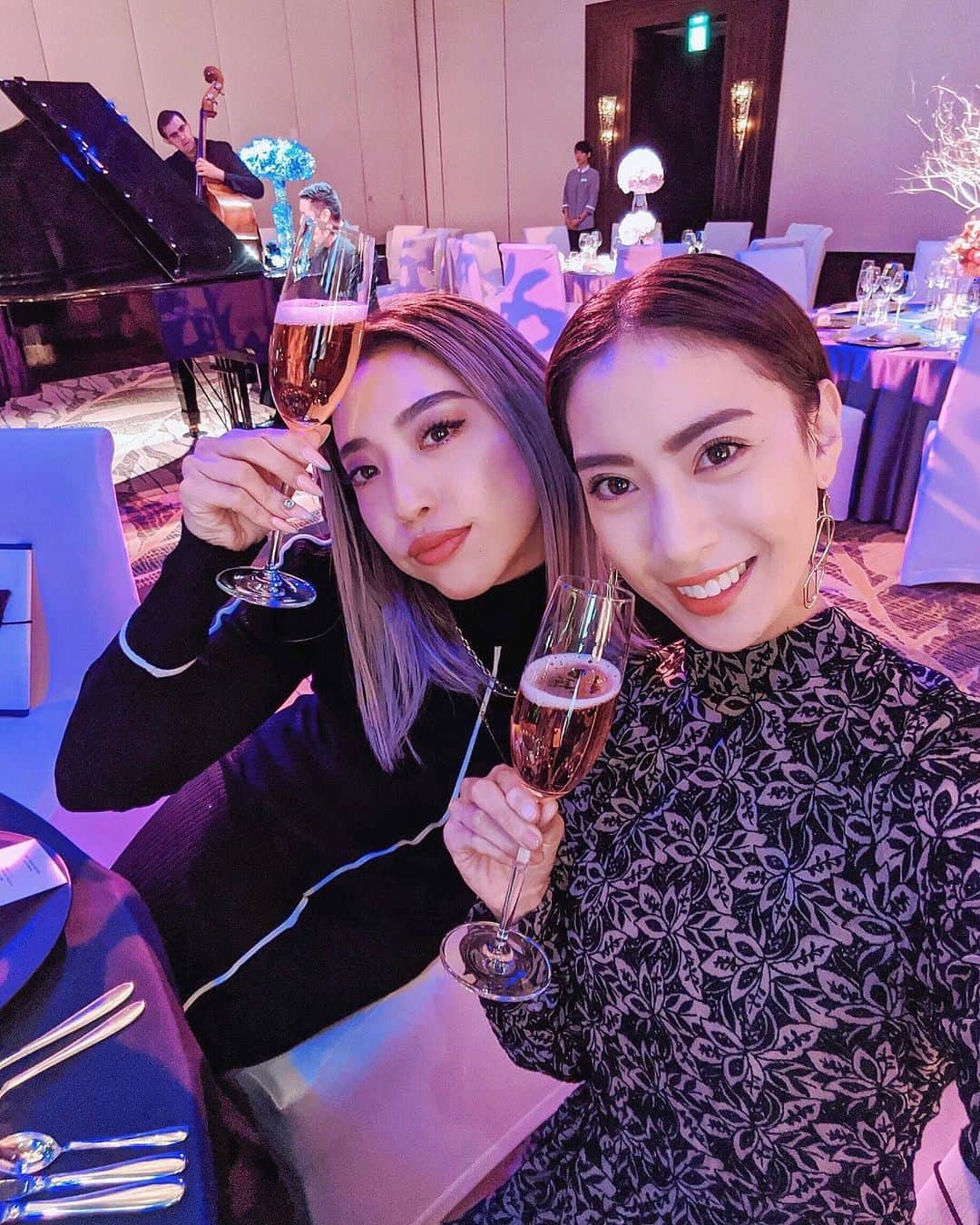 ソンイさんのインスタグラム写真 - (ソンイInstagram)「今日はとっても贅沢なランチを嬉しいメンバーで🤤🍽🍾🥂 マンダリンオリエンタル東京さん @motyo_wedding のブライダルメニューを今日の８人のためだけに用意してくださったスペシャルメニュー👨🏻‍🍳🍸 ブライダルコース 5ジャンル(15種類)の中から各オススメの1皿をそれぞれ組み合わせて頂き、それを各装飾ごとのテーブルで堪能させてもらいました🥺💍💕 んもう、、、最高に美味しすぎて各テーブルもう1周したかった🤣❤️w メインのお肉は異次元な美味しさだったし、お魚も味だけじゃなく見た目もとっても華やか💐 ブライダルメニューで定番のフレンチだけじゃなく広東料理をセレクトできるのも選択肢が広がってすごいなぁ🇨🇳👏🏼 フレンチも広東料理もミシュランの星を獲得してるだけあって素晴らしかったです👨🏻‍🍳⭐️ 結婚式に参列してこのお料理を食べたら満足度100点以上で最高のおもてなしになる☺️💕 特にお料理にこだわってるプレ花嫁様は絶対に体験しに行ってみてほしいです🍽❤️ #mandarinorientaltokyo #MOtokyo #PR #wedding  #マンダリンオリエンタル東京 #ブライダルコース」12月3日 18時07分 - sunwei1013