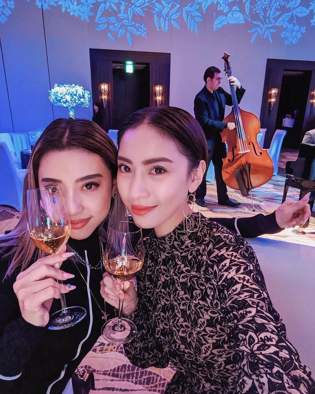 ソンイのインスタグラム：「今日はとっても贅沢なランチを嬉しいメンバーで🤤🍽🍾🥂 マンダリンオリエンタル東京さん @motyo_wedding のブライダルメニューを今日の８人のためだけに用意してくださったスペシャルメニュー👨🏻‍🍳🍸 ブライダルコース 5ジャンル(15種類)の中から各オススメの1皿をそれぞれ組み合わせて頂き、それを各装飾ごとのテーブルで堪能させてもらいました🥺💍💕 んもう、、、最高に美味しすぎて各テーブルもう1周したかった🤣❤️w メインのお肉は異次元な美味しさだったし、お魚も味だけじゃなく見た目もとっても華やか💐 ブライダルメニューで定番のフレンチだけじゃなく広東料理をセレクトできるのも選択肢が広がってすごいなぁ🇨🇳👏🏼 フレンチも広東料理もミシュランの星を獲得してるだけあって素晴らしかったです👨🏻‍🍳⭐️ 結婚式に参列してこのお料理を食べたら満足度100点以上で最高のおもてなしになる☺️💕 特にお料理にこだわってるプレ花嫁様は絶対に体験しに行ってみてほしいです🍽❤️ #mandarinorientaltokyo #MOtokyo #PR #wedding  #マンダリンオリエンタル東京 #ブライダルコース」