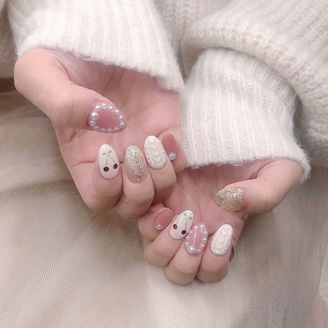 山本瑠香さんのインスタグラム写真 - (山本瑠香Instagram)「ずっとしたかったニットネイル💅❄️ チェリーもお気に入り〜！ . . . #nail #nailart #네일아트 #ネイル #ニットネイル #冬ネイル」12月3日 18時17分 - ruka_1010_team8