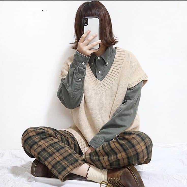 古着女子さんのインスタグラム写真 古着女子instagram カジュアルコーデ ニットベストのカジュアルコーデ ホワイトのニットベストにグリーンのシャツがよく似合っています ボトムスはチェックパンツを合わせてプレッピーな着こなしに カラー