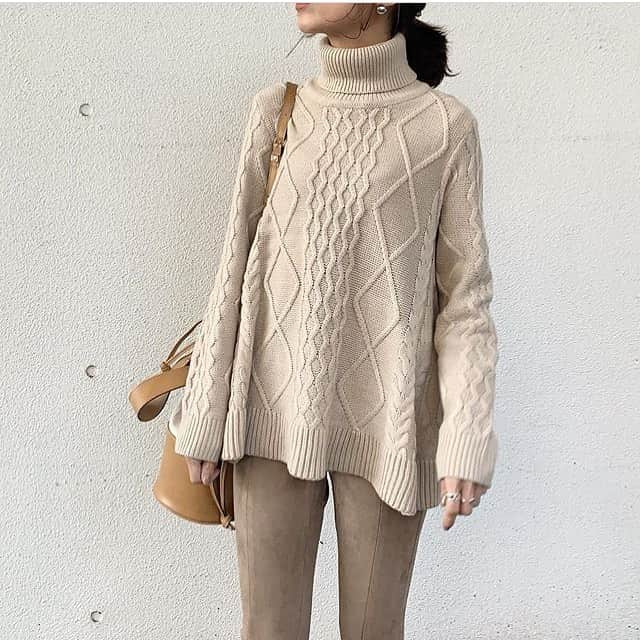 titivateさんのインスタグラム写真 - (titivateInstagram)「. . 【 style share 】 Aラインフレアシルエットケーブルニット 品番:AUXP2461 ¥4,490+tax . @hirorin.29 様、素敵なコーディネートありがとうございます✨ 程良くボリュームのあるシルエットが目を引くAラインフレアシルエットケーブルニット🍂 派手すぎない華やぎカラーでご用意しました👏🏻🎶 . 12/6(金)10:59まで期間限定で6,000円(税抜)以上のお買い物で使える1,000円OFFクーポンを配布中❗️ . STYLE SHARE 募集中！ titivateのアイテムを取り入れてコーデを投稿しよう！ ハッシュタグは『#titivatestyle』 . 素敵な着こなしで、もしかしたらtitivateのアカウントで紹介されちゃうかも⁈ 「リアル」で「身近」なオシャレコーデを楽しみにしています♪ . #titivate #ティティベイト #ファッション #ニット #ケーブルニット #Aラインニット . . #Repost @hirorin.29 ・・・ * ふんわ~り広がるAラインが大人かわいぃ‼︎‼︎ @titivatejp のケーブルニット🧸♡♡ カジュアルすぎずレディな印象 𓂃𓈒𓏸 BEIGEのワントーンでシンプルに👐🏼 ・ ・ #titivate #ティティベイト #titivatestyle #Aラインフレアシルエットケーブルニット」12月3日 18時11分 - titivatejp