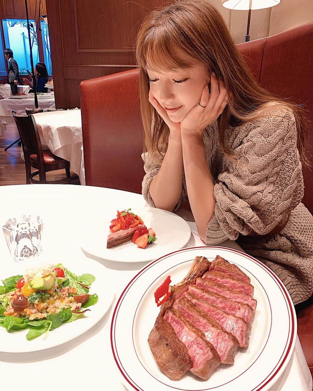 唯可（yuika）さんのインスタグラム写真 - (唯可（yuika）Instagram)「お肉が大好きすぎる今日この頃 さにかと一緒にウルフギャングへ🥩 . 新アニバーサリープラン📖を一足お先に頂いてきたよ🤤🎁 パティシエ辻口博啓さんとのコラボデザート「THE RED」 このケーキが美味し過ぎて悶絶🤤🧡 記念日とかお誕生日に、ぴったりのコースだから是非特別な日に大切な人と行くことを非常にオススメしたい！🧡 . . . #ウルフギャングステーキハウスシグニチャー#記念日ウルフギャング#ステーキ#デザート#パティシエ#デート#誕生日#記念日ディナー#誕生日ディナー#辻口博啓」12月3日 18時14分 - yu.i.k.a