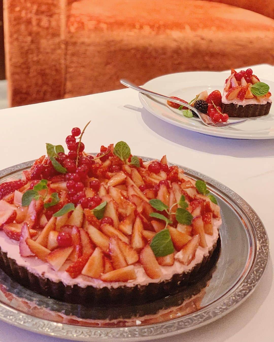 唯可（yuika）さんのインスタグラム写真 - (唯可（yuika）Instagram)「お肉が大好きすぎる今日この頃 さにかと一緒にウルフギャングへ🥩 . 新アニバーサリープラン📖を一足お先に頂いてきたよ🤤🎁 パティシエ辻口博啓さんとのコラボデザート「THE RED」 このケーキが美味し過ぎて悶絶🤤🧡 記念日とかお誕生日に、ぴったりのコースだから是非特別な日に大切な人と行くことを非常にオススメしたい！🧡 . . . #ウルフギャングステーキハウスシグニチャー#記念日ウルフギャング#ステーキ#デザート#パティシエ#デート#誕生日#記念日ディナー#誕生日ディナー#辻口博啓」12月3日 18時14分 - yu.i.k.a