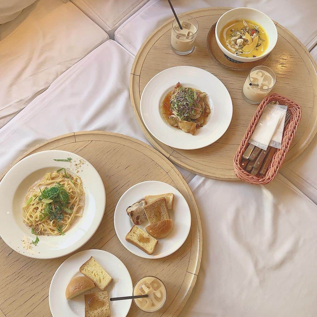 のインスタグラム：「気になってたカフェへ☕ マイブームはすっかり可愛いカフェ巡りです𓂃𓈒𓏸 パンとドリンクはビュッフェ式だったよ☺︎ ･ ･ ･ #cafe #food #lunch #chanoma  #代官山 #代官山カフェ #カフェ #ランチ」